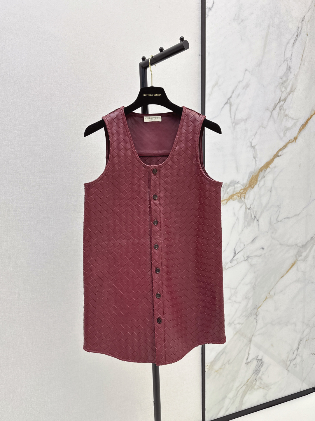 NO:443252,Exclusive first release Bv 25Ss————The latest knitting craftsmanship in spring and summer, retro modern and fashionable essential leather jacket, long jacket with long imported lambskin weaving craftsmanship, leather feels oily, soft and delicate, retro American college style classic H silhouette design is super love, A and casual lazy style, fashionable and advanced temperament, perfect style, upper body, A and cool, one-color spot on sale sml,,bottega veneta, jackets & coats,leather jacket, sheepskin, alexander wang19860909独家首发 Bv 25Ss————春夏最新款编织工艺复古摩登时髦精必备皮衣马甲长外套进口百分百小羊皮编织工艺 皮质肉感油润柔软又细腻 复古美式学院风经典H廓形设计超级大爱 又A又飒随性的慵懒风 气质时髦又高级 完美版型上身又A又飒 一色现货发售sml,,bottega veneta,jackets & coats,leather jacket,sheepskin,alexander wang,Women's clothing