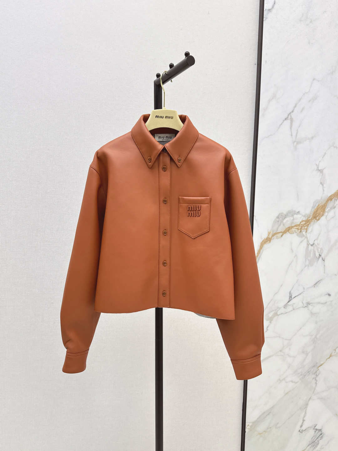 NO:443246,Exclusive first launch Miu 25Ss————————The latest Miu-style shirt-style jacket custom-made top-grade imported 100% lambskin fabric, leather fleshy, oily, soft and delicate, original 3D three-dimensional tailoring H-style short design, super love, sweet and cool girl outfit, positioning embroidery craft logo, temperament, fashionable and advanced, perfect style, upper body, A and cool, one-color spot on sale sml,,miumiu, jackets & coats, jackets & coats,shirts, sheepskin, alexander wang19860909独家首发 Miu 25Ss————早秋最新款缪系衬衫式皮夹克外套定制顶级进口百分百小羊皮面料 皮质肉感油润柔软又细腻 原版3D立体剪裁H版型短款设计超级大爱 甜酷女孩穿搭 定位贴绣工艺logo 气质时髦又高级 完美版型上身又A又飒 一色现货发售sml,,miumiu,jackets & coats,jackets & coats,shirts,sheepskin,alexander wang,Women's clothing