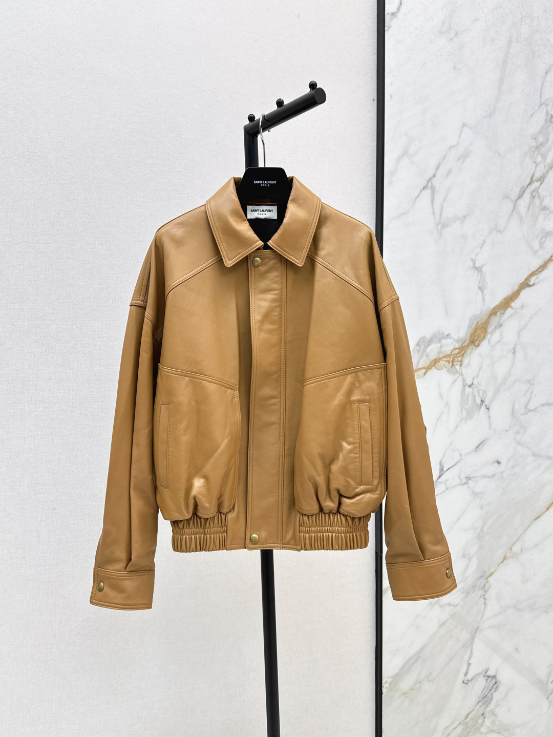 NO:443239,Exclusive first release SLP 25Ss——————————The latest retro modern and fashionable clips in early autumn must-have double pocket silhouette jacket original custom imported 100% lambskin fabric Vegetable tanning craftsmanship leather is oily, soft and delicate. Three-dimensional tailoring with elastic hem and neat collar. Simple and detailed. Retro American Academy style classic design is super love. A and casual lazy style. Temperament and high-end. One-color spot sml four-digit number, loro piano, jackets & coats, jackets & coats, sheepskin, alexander wang19860909独家首发 SLP 25Ss—————早秋最新款复古摩登时髦夹必备双口袋廓形夹克外套原版定制进口百分百小羊皮面料 植鞣工艺皮质肉感油润柔软又细腻 立体剪裁设有松紧下摆和利落的衣领 简约不失细节感 复古美式学院风经典设计超级大爱 又A又飒随性的慵懒风 气质时髦又高级 一色现货发售sml四位数,,loro piana,jackets & coats,jackets & coats,sheepskin,alexander wang,Women's clothing