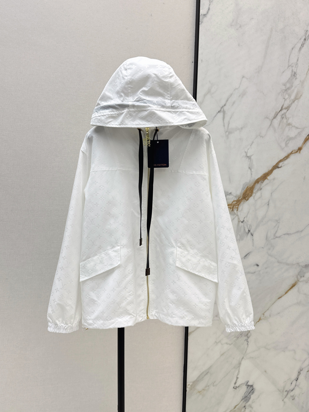 NO:443223,L family 25Ss————The latest white presbyterian hooded jacket in spring and summer, all-in-one brand logo presbyterian. Don’t miss those who like presbyterian. Being durable and classic will not be outdated. The basic style does not pick the figure. The upper body is full of youthful and energetic sunny girlish feeling. It can be sweet or salty. Cool and fashionable. It looks good with the same series of pants. It looks good in sports and casual. It is available in stock. SML, louis vuitton, jackets & coats,hats,alexander wang19860909L家 25Ss————春夏最新款白色老花连帽外套 通身满印品牌Logo老花 喜欢老花的千万不要错过 耐看经典不会过时 基础版型不挑身材 上身充满青春活力的阳光少女感 可甜可盐 酷帅时髦 搭配同系列裤子运动休闲都好看 一色现货发售sml,,louis vuitton,jackets & coats,hats,alexander wang,Women's clothing