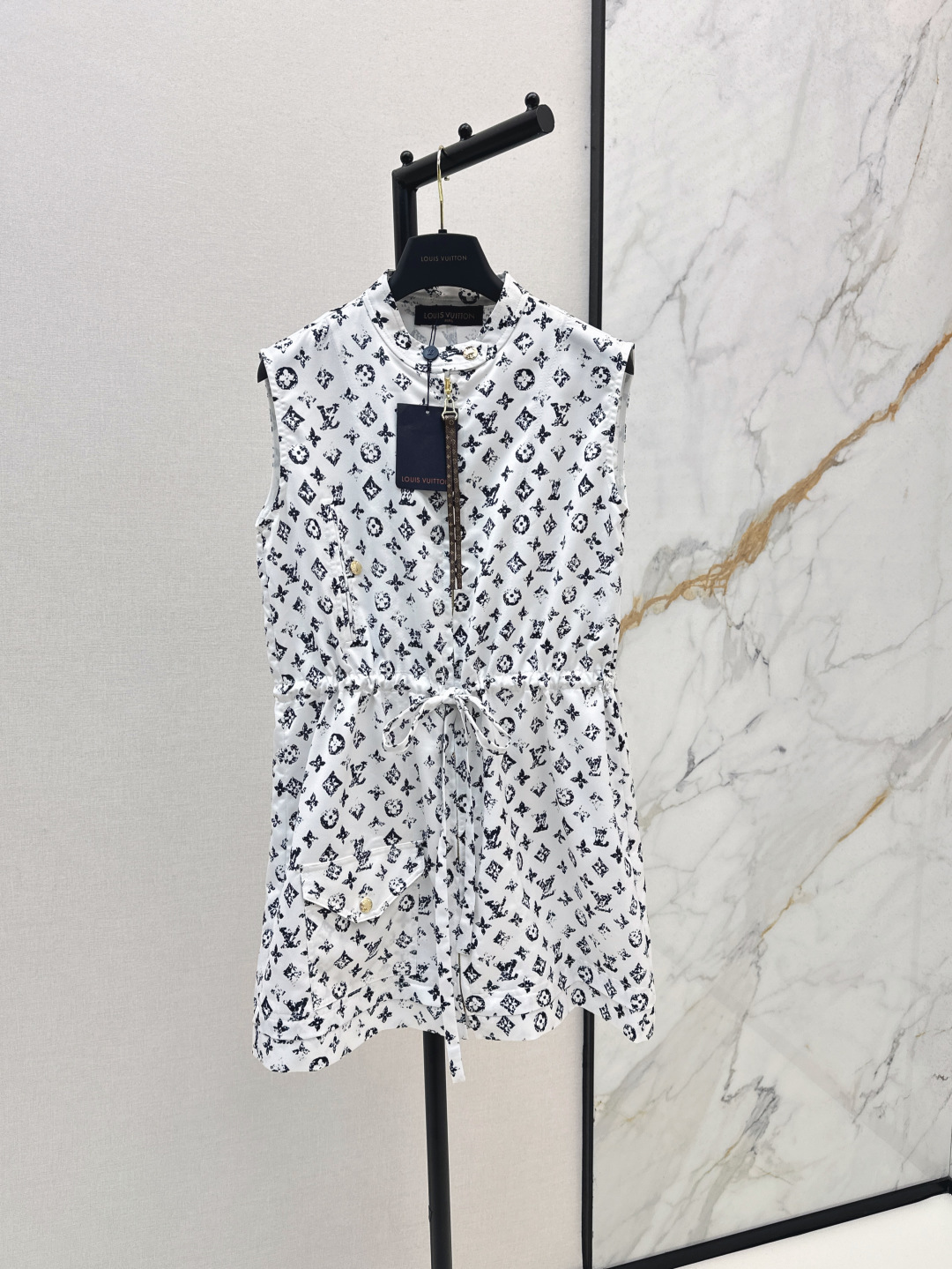 NO:443207,L Home 25Ss————The latest classic presbyterian vest waistcoat dress in spring and summer, round neck half zipper sleeveless design, full of chess gradient logo print, full of high-end feeling, waist drawstring creates waist-closing outline, perfect lengthening of the legs, super long legs, cool and handsome, age-reducing, sweet or salty, not picky at all, date and leisure is OK, two colors are on sale in stock,, louis vuitton, skirts, alexander wang19860909L家 25Ss————春夏最新款经典老花背心收腰连衣裙 圆领半拉链无袖设计 满身棋渐变Logo印花满满的高级感 腰间抽绳打造收腰轮廓 完美拉长腿部比例超级显腿长 酷帅减龄感十足 可甜可盐 完全不挑人 约会休闲都OK 两色现货发售sml,,louis vuitton,skirts,alexander wang,Women's clothing