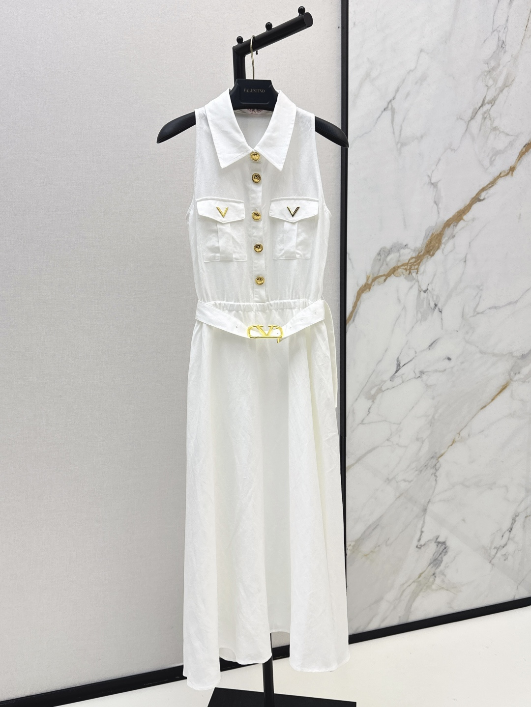 NO:443159,VLTN 25Ss———The latest linen lapel sleeveless dress in spring and summer. A simple style with its own aura. The waist is paired with metal buckles and cloth belt. V-shaped buckles are sweet and cool. The upper body is super stylish. The type that can instantly enhance the aura. It uses linen fabric. The three-dimensional effect is super covering the flesh to make it look slimming. The upper body is absolutely unique. SML is available in stock,, skirts, alexander wang.19860909VLTN 25Ss———春夏最新款亚麻翻领无袖连衣裙 自带气场的简约风格 腰身搭配金属扣本布腰带 V字扣点辍 可甜可酷 上身超有范 秒提气场的那种 采用亚麻面料 立体效果超级遮肉显瘦 上身绝绝子 一色现货发售sml,,skirts,alexander wang,Women's clothing