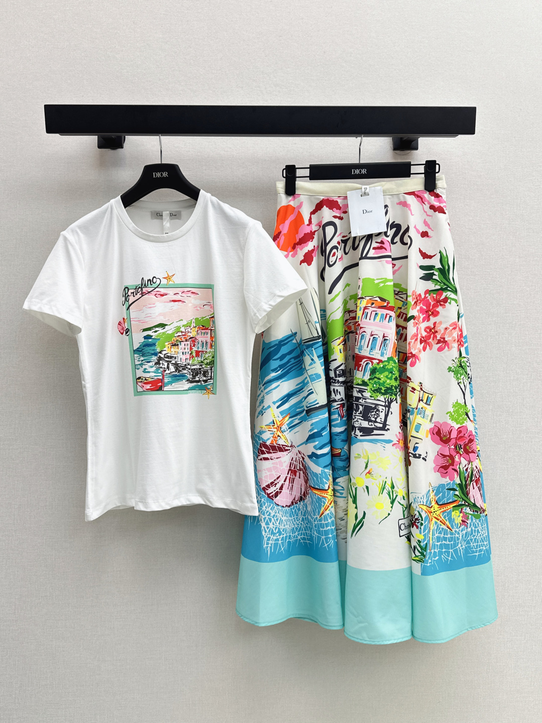 NO:443153,CD 25Ss———The latest spring and summer pattern printed short-sleeved T-shirts, simple and basic style, versatile and not picky, loose style, hidden flesh, slimming, top body, huge, versatile and beautiful, daily necessities, super good-looking, sundresses in the same series, imported pure cotton fabric, breathable and comfortable texture, one color is available in stock, sml, skirts, T-shirt, tees, t-shirt, alexander wang19860909CD 25Ss———春夏最新款图案印花短袖T恤 简洁基础款 百搭不挑人 宽松版型藏肉显瘦 上身巨百搭又好看 日常必备的单品 搭配同系列太阳裙超好看 进口纯棉面料质感透气舒适 一色现货发售sml,,skirts,T-shirt,tees，t-shirt,alexander wang,Women's clothing