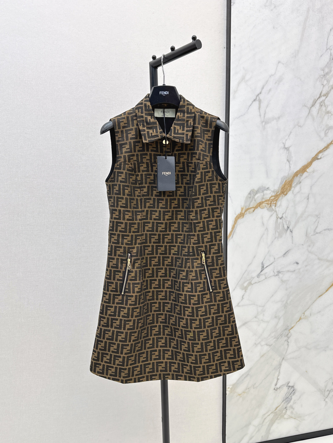 NO:443150,FD 25Ss————The latest classic FF jacquard in spring and summer, a series of lapel vest jackets + short skirts + vest skirts + overalls. Retro and fashionable and stylish. A classic presbyopia series that is released every year. The upper body is really beautiful. The adjustable strap short skirt. A series of matching the upper body to reduce age and make you look slimming. Customized FF jacquard fabrics are available in stock. SML, skirts, jackets & coats, alexander wang19860909FD 25Ss————春夏最新款经典FF提花一系列翻领马甲外套+ 短裙+背心裙+背带裤 复古又时髦有型 每年都会出的经典老花系列 上身真的太好看了 可调节大小的背带短裙 一系列搭配上身减龄又显瘦 定制的FF提花面料 一色现货发售sml,,skirts,jackets & coats,alexander wang,Women's clothing