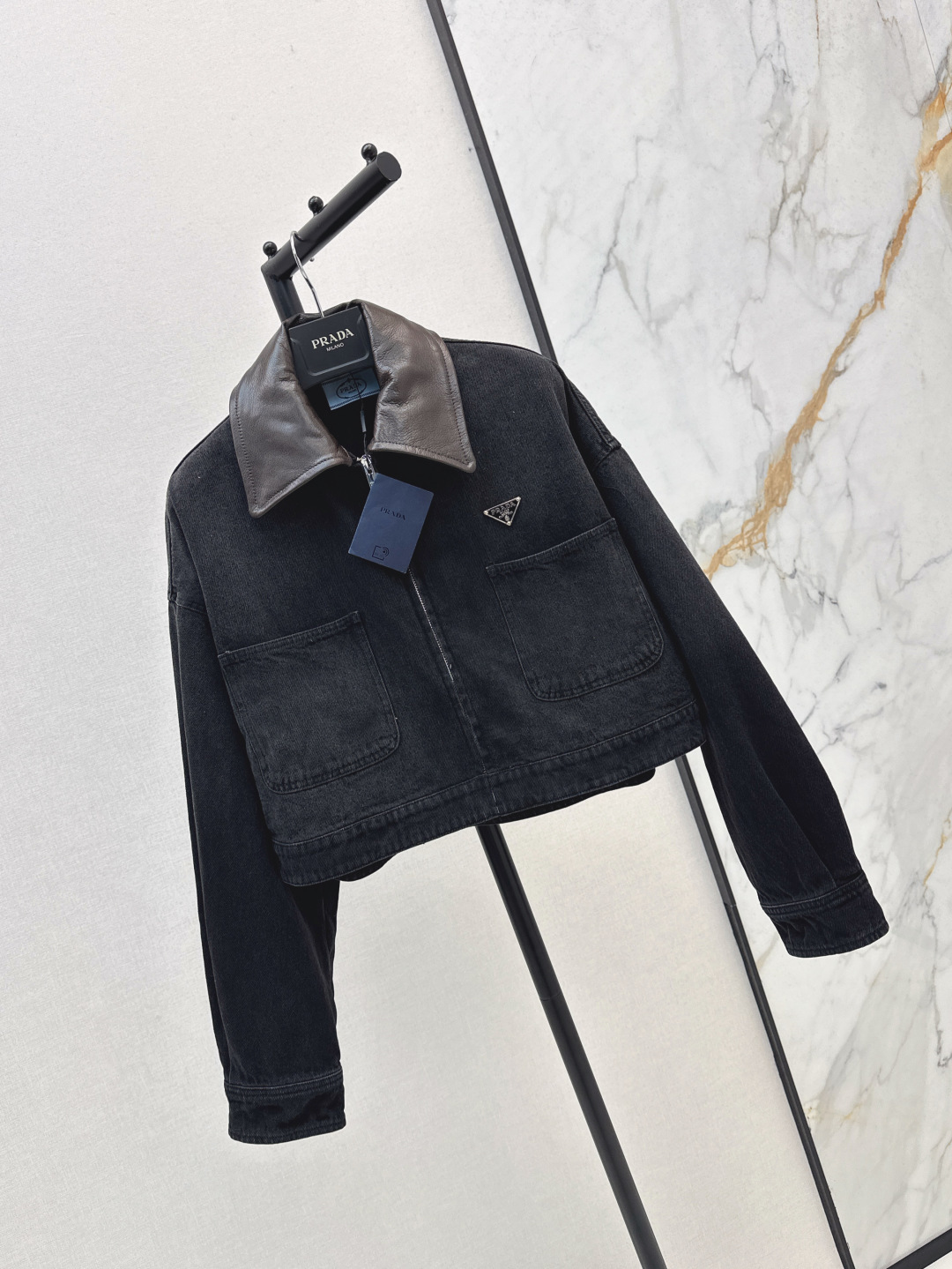 NO:443147,High-spirited outfit PD 25Ss—————The latest early autumn enzyme washing nostalgic leather lapel denim jacket collar is made of genuine leather splicing. Classic shoulder-drop loose short three-dimensional tailoring style. Versatile and tall. Customized metal triangle logo. Hardware buckle decoration. Casual and fashionable style. Two-color spot sml,, jackets & coats, alexander wang19860909高智感穿搭 PD 25Ss————早秋最新款酵素洗水怀旧皮革翻领牛仔外套领口采用真皮拼接 经典落肩宽松短款立体剪裁版型 百搭又显高挑 定制金属三角标 五金扣装饰 休闲帅气时髦风 两色现货发售sml,,jackets & coats,alexander wang,Women's clothing