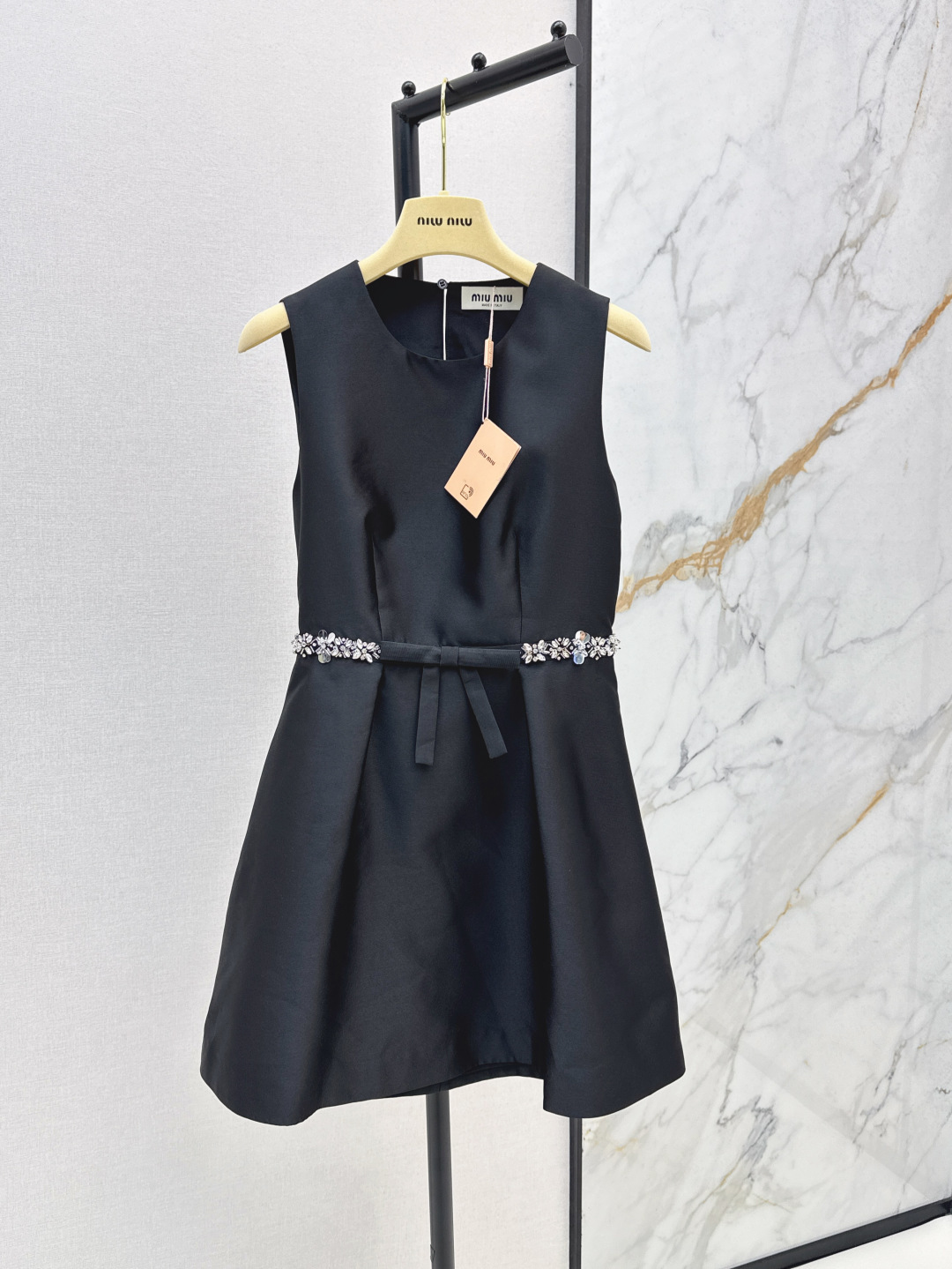 NO:443143,Miu 25Ss———The latest model of the newest waist heavy industry nail drill sequin sleeveless dress in spring and summer. The rhinestone belt design is the finishing touch. It is matched with exquisite handmade bows to show exquisite luxury. The doll style cleverly modifies the hip and hip lines. Optimizes the proportion of the lower body. The fabric is shiny and super high-end. A whole princess feels like going out on the street. One color is on sale in stock. SML, miumiu, skirts, alexander wang19860909Miu 25Ss———春夏最新款腰间重工钉钻亮片无袖连衣裙 水钻腰带设计是点睛之笔 搭配精致的手工蝴蝶结尽显精致奢华 娃娃款版型巧妙修饰臀胯线条 优化下半身比例 面料有光泽超高级 一整个公主出街既视感 一色现货发售sml,,miumiu,skirts,alexander wang,Women's clothing