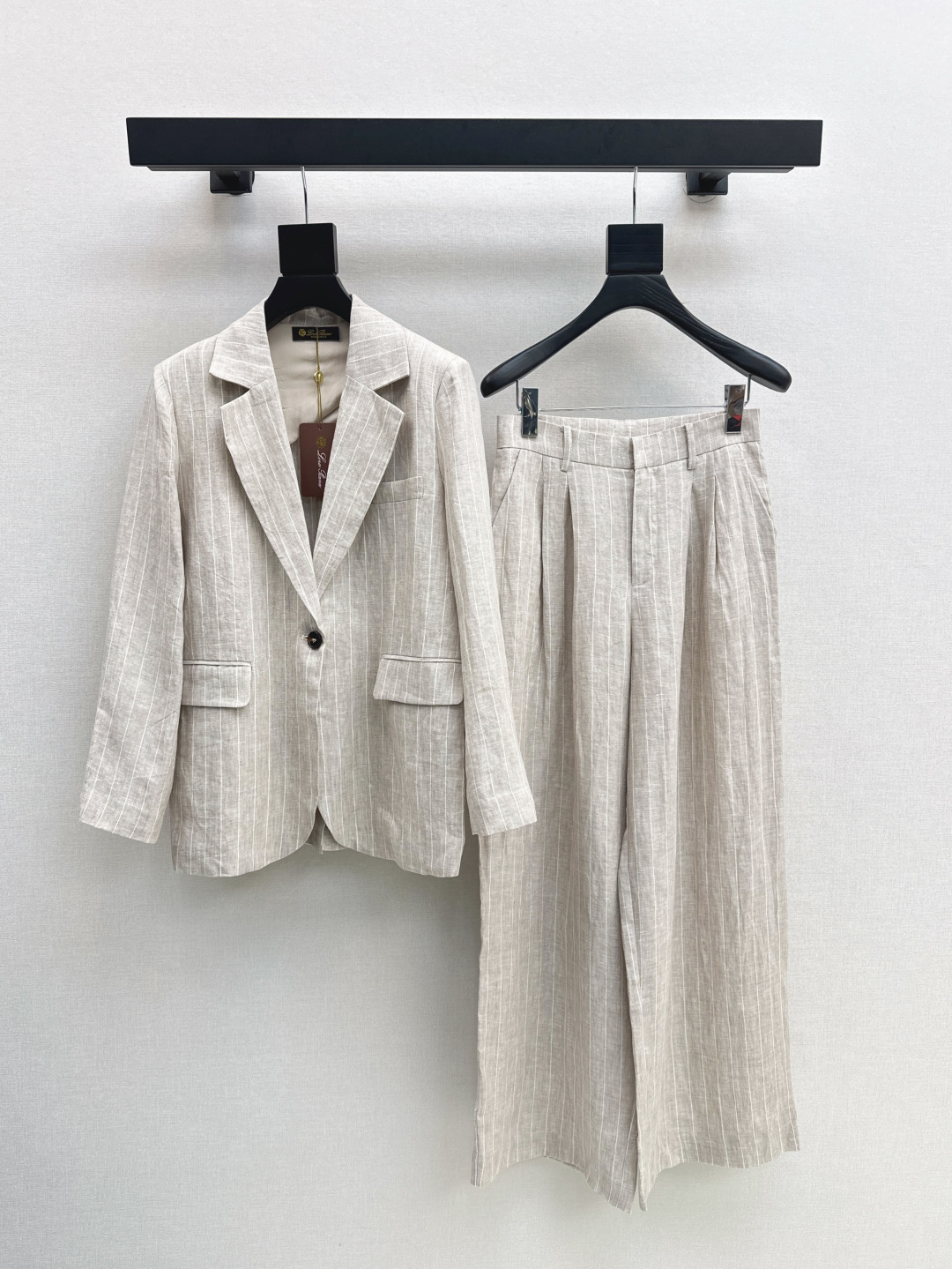 NO:443138,Exclusive first launch of the outside world LP 25Ss——————The latest premium minimalist old-fashion style suit oatmeal striped linen suit jacket + straight trousers Minimalist casual old-fashion style Suit with shoulder pad design Micro waist curve allows softness to sublimate in toughness Commuting outfits easily matched with trousers in the same series Explain different styles Breathable and comfortable colored woven linen fabric One-color split development SML, Loro piana, Jackets & coats, business suit, alexander wang19860909外 西独家首发 LP 25Ss————早秋最新款高级极简老钱风套装燕麦色条纹亚麻西装外套+直筒西裤 极简休闲老钱风 西装带垫肩设计 微收腰身曲线让柔美在硬朗中升华 通勤穿搭轻松驾驭 搭配同系列西裤 演绎不同风格 透气舒适的色织亚麻面料 一色分开发 现货发售sml,,loro piana,jackets & coats,business suit,alexander wang,Women's clothing