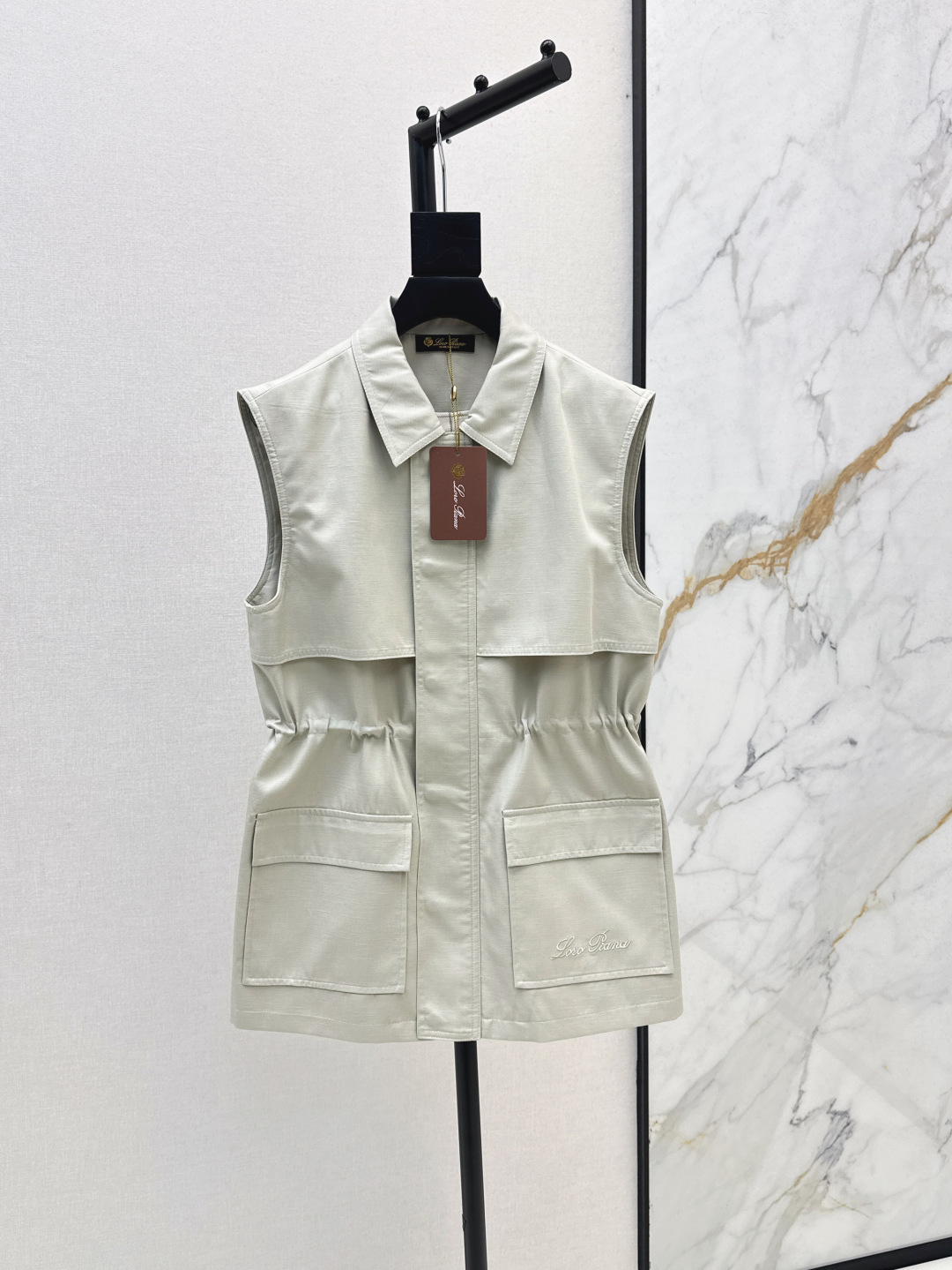 NO:443133,Customer orders ~ LP 25Ss———The latest model of early autumn handsome commuter style vest jacket customized retro printed lining to enhance minimalist style. H-style matching drawstring waist design. Versatile and fashionable stacking artifact. Multi-pocketing method of workwear rich details. SML, loro piano, jackets & coats, alexander wang19860909客订爆单款～ LP 25Ss———早秋最新款帅气通勤风马甲外套定制复古印花内衬提升极简格调 H版型搭配抽绳收腰设计 百搭时髦叠搭神器 工装风多口袋做法丰富细节 一色现货发售sml,,loro piana,jackets & coats,alexander wang,Women's clothing