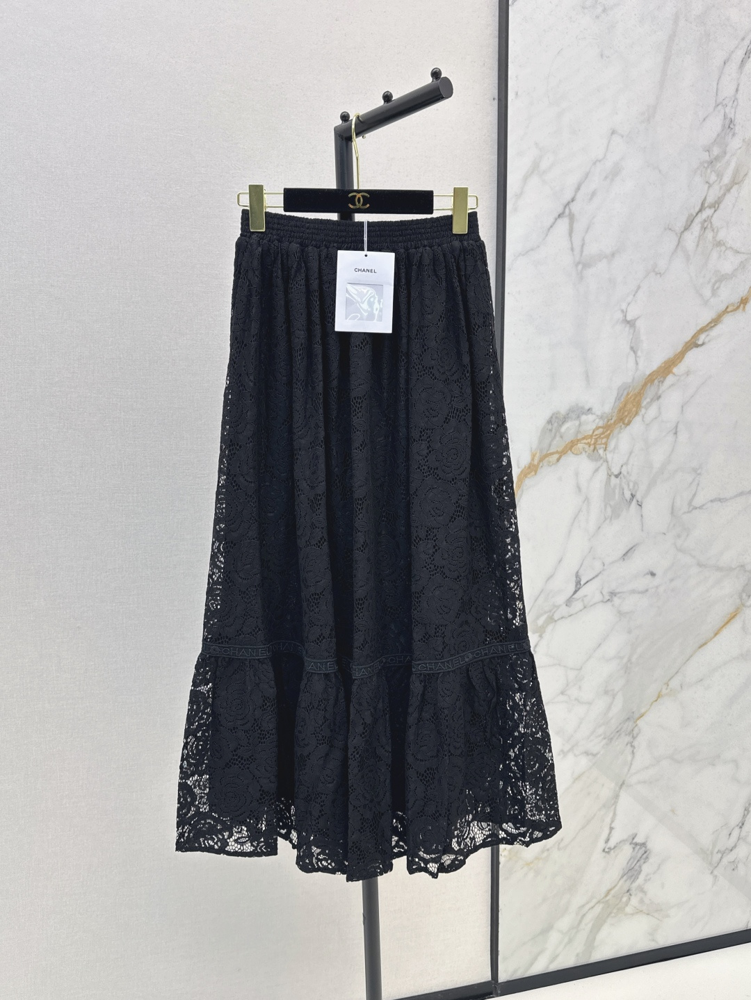 NO:443122,Exclusive first launch C home 25Ss———The latest French black lace long skirt positioning logo embroidered letter lace paired with ruffled skirt hem. The elastic waist fluffy skirt hem is casual and elegant without picking people. Recommend a set of matching. SML is available in stock, Chanel, skirts, alexander wang19860909独家首发 C家 25Ss———早秋最新款法式黑色蕾丝长半裙定位logo刺绣字母花边搭配荷叶边裙摆剪裁 松紧腰蓬蓬裙摆上身随性优雅不挑人 推荐一套搭配 一色现货发售sml,,chanel,skirts,alexander wang,Women's clothing