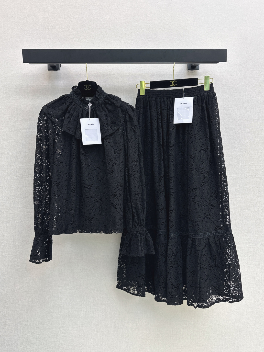 NO:443196,Exclusive first launch C home 25Ss—————The latest French black lace shirt positioning logo embroidered letters and lace matching palace style stand collar design cut elastic and ruffled cuffs loose style, casual and elegant upper body without picking people. Recommend a set of matching. SML on sale in stock, Chanel, Shirts, alexander wang19860909独家首发 C家 25Ss————早秋最新款法式黑色蕾丝衬衫定位logo刺绣字母花边搭配宫廷风立领设计剪裁 松紧荷叶边袖口宽松版型 上身随性优雅不挑人 推荐一套搭配 一色现货发售sml,,chanel,shirts,alexander wang,Women's clothing