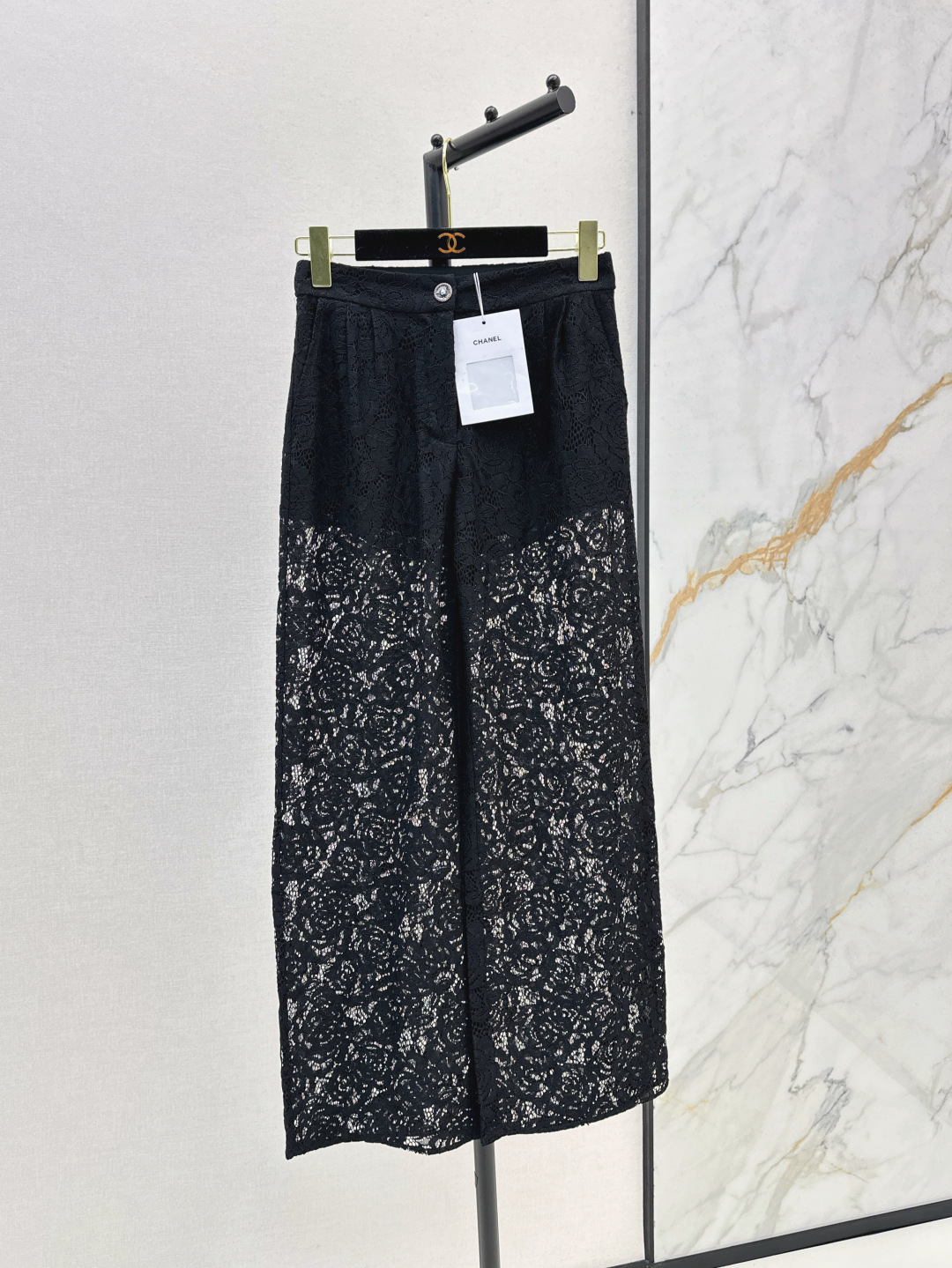 NO:443190,Exclusive first launch C home 25Ss—————The latest French black lace trousers showcase the same style as camellia slightly transparent pattern design, simple and high-end and casual and elegant, classic straight-leg pants style, not picky on people, recommended a set of matching, one color is available in stock, sml, chanel, alexander wang19860909独家首发 C家 25Ss————早秋最新款法式黑色蕾丝长裤秀场同款 山茶花微透花纹设计 简约高级又随性优雅 经典直筒裤版型上身不挑人 推荐一套搭配 一色现货发售sml,,chanel,alexander wang,Women's clothing