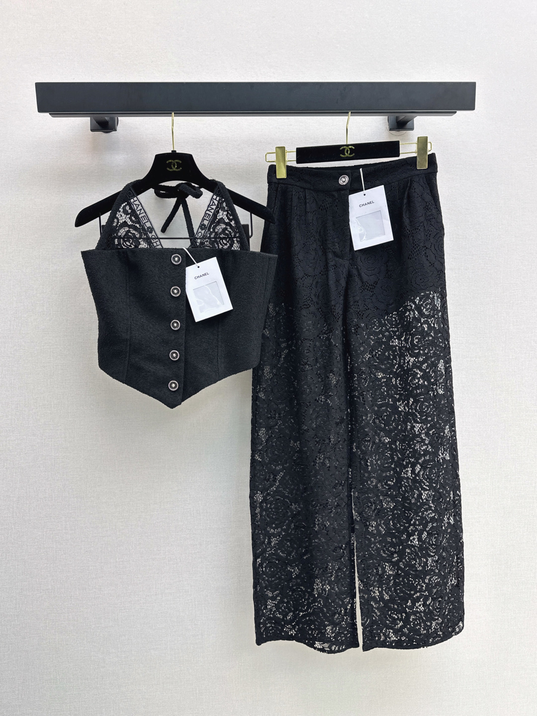 NO:443185,Exclusive first release Jennie's same style as C home 25Ss—————The latest lace strapless halter neck top with white and rich beauty must be used in the artifact. The backless design waist-length waist-length style makes the upper body look slim. Sweet and spicy girl feels like a visual. Recommend a set of matching. One color is available for sale in stock. SML, Chanel, Alexander wang19860909独家首发 Jennie同款 C家 25Ss————早秋最新款蕾丝抹胸拼接挂脖小上衣白富美必入神器 露背设计束腰版型上身巨显瘦 甜辣少女即视感 推荐一套搭配 一色现货发售sml,,chanel,alexander wang,Women's clothing