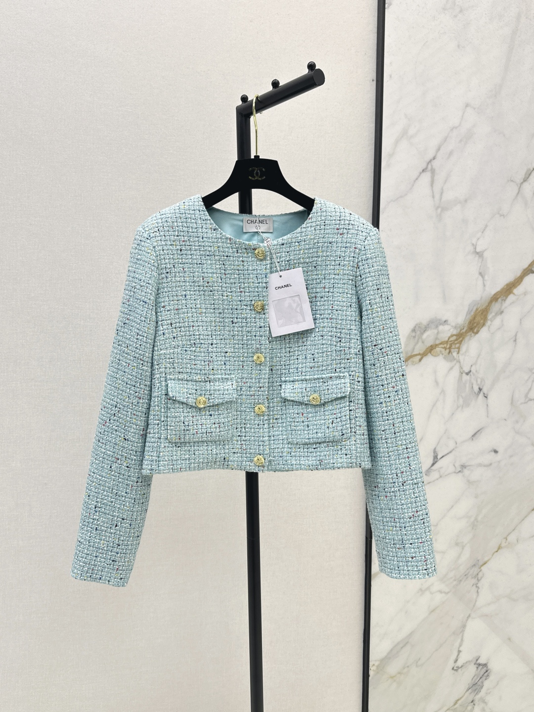 NO:443128,Temperament covo girl C home 25Ss———The latest knitted short jacket developed by yb in autumn and winter. The first choice for retro and atmospheric afternoon tea dates. The layout design is perfect. It is suitable for fat and thin. It can be used for any occasion. The woven plaid pattern makes the whole dress practical and fashionable. Up ~~One color is available for sale in stock. SML, chanel, jackets & coats, alexander wang19860909气质covo女孩 C家 25Ss———秋冬最新款编织小短款外套yb开发的编织面料 复古大气下午茶约会首选 版型设计非常完美 胖瘦皆宜任何场合都能驾驭 编织格子纹路让整件衣服的实用性时髦度都up up ～～一色现货发售sml,,chanel,jackets & coats,alexander wang,Women's clothing