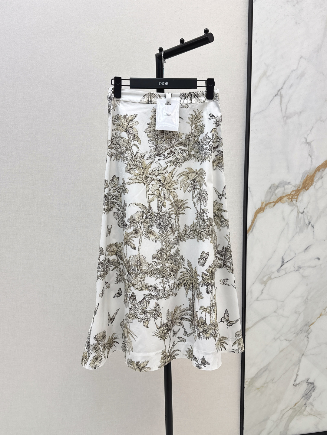 NO:444176,Exclusive first CD 25Ss—————The latest style of early autumn Ruyi printed pattern silk-blend skirt silk-blend fabric, texture, shiny, skin-rich, and comfortable, printed with natural elements such as coconut butterflies, light color matching, with a new Chinese style, and echoing the refreshing vacation atmosphere of the hot summer. Use tailoring and details to enhance the exquisiteness. The upper body is more fashionable and stylish. The temperament is elegant. SML is available in stock,, skirts, real silk, alexander wang19860909独家首发 CD 25Ss————早秋最新款茹伊印花图案真丝混纺半裙真丝混纺面料 质感光泽 养肤舒适 通体满印椰树蝴蝶等动植物自然元素 配色清淡颇具新中式风格 同时呼应炎炎夏日的清爽度假气息 利用剪裁和细节提升精致度 上身更为洋气时髦 气质高雅 一色现货发售sml,,skirts,real silk,alexander wang,Women's clothing