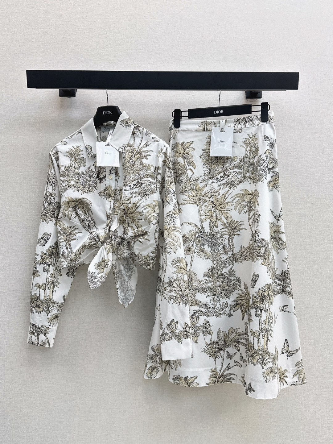 NO:444167,Exclusive first CD 25Ss————The latest version of early autumn Ruyi printed pattern silk-blend short strap shirt silk-blend fabric, texture, shiny, skin-rich, and comfortable, printed with natural elements such as coconut butterflies, light color matching, new Chinese style, and echoing the refreshing vacation atmosphere of the hot summer. Use tailoring and details to improve the exquisiteness. The upper body is more fashionable and elegant. One color is available in stock. SML, Shirts, real silk, alexander wang19860909独家首发 CD 25Ss————早秋最新款茹伊印花图案真丝混纺小短款绑带衬衫真丝混纺面料 质感光泽 养肤舒适 通体满印椰树蝴蝶等动植物自然元素 配色清淡颇具新中式风格 同时呼应炎炎夏日的清爽度假气息 利用剪裁和细节提升精致度 上身更为洋气时髦 气质高雅 一色现货发售sml,,shirts,real silk,alexander wang,Women's clothing