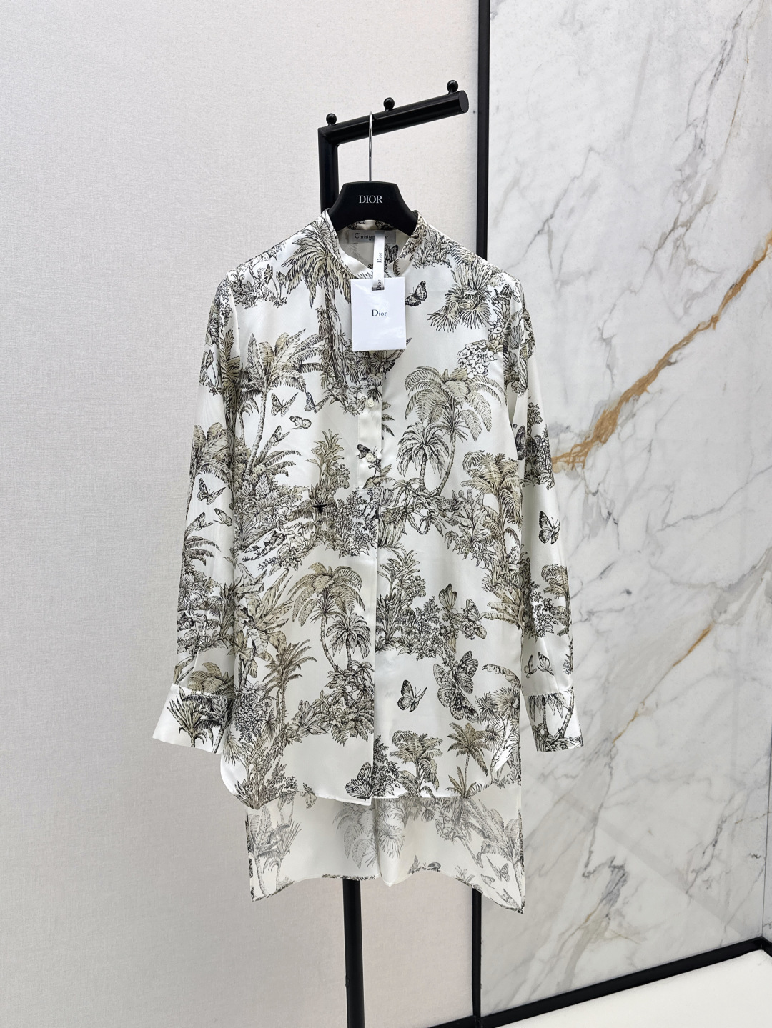 NO:444159,Exclusive first CD 25Ss—————The latest Ruyi printed pattern silk mid-length shirt in early autumn, 100% mulberry silk fabric, texture, shiny, skin-nourishing, natural elements of animals and plants, light color matching, quite new Chinese style, and echo the refreshing vacation atmosphere of the hot summer. Use tailoring and details to improve the exquisiteness. The upper body is more fashionable and elegant. One color is available in stock. SML, Shirts, real silk, alexander wang19860909独家首发 CD 25Ss————早秋最新款茹伊印花图案真丝中长款衬衫 百分百桑蚕丝面料 质感光泽 养肤舒适 通体满印椰树蝴蝶等动植物自然元素 配色清淡颇具新中式风格 同时呼应炎炎夏日的清爽度假气息 利用剪裁和细节提升精致度 上身更为洋气时髦 气质高雅 一色现货发售sml,,shirts,real silk,alexander wang,Women's clothing