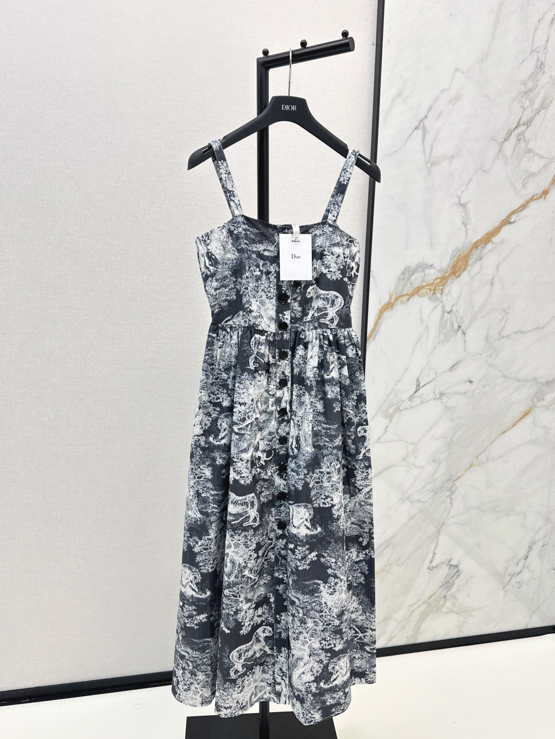 NO:444149,CD 25Ss—————The latest spring and summer printed suspender dress custom twill cotton fabric, texture, shiny, draped and stylish suspender flat-mouth dress cut, full of printed animals and plants, natural jungle elements, simple black and gray color matching, echoing the hot summer atmosphere, using tailoring and details to improve the exquisiteness, high waistline divides the upper and lower proportions, modifying lines, one-color spot sml, skirts, alexander wang19860909CD 25Ss————春夏最新款印花吊带连衣裙定制斜纹全棉面料 质感光泽 垂顺有型 吊带平口连衣裙剪裁 通体满印动植物自然丛林元素 素雅黑灰配色 呼应炎炎夏日的氛围穿搭 利用剪裁和细节提升精致度 高腰线划分上下比例 修饰线条 一色现货发售sml,,skirts,alexander wang,Women's clothing