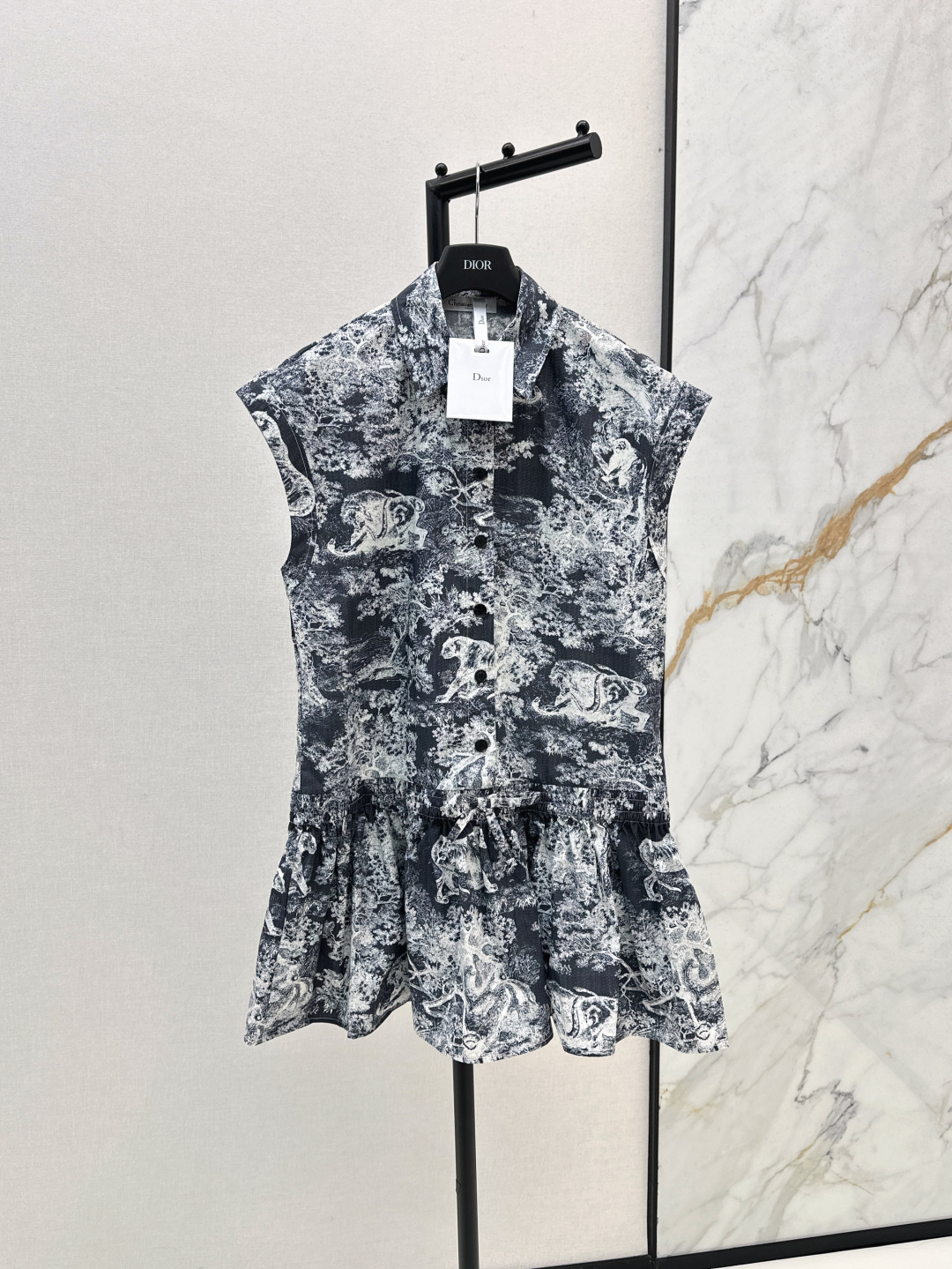 NO:444140,CD 25Ss————The latest spring and summer pleated sleeveless dress Customized twill cotton material Texture gloss Comfortable breathable Pressed lapel H-style tailoring All-in-one natural jungle elements such as animals and plants High-end and versatile color matching Very new Chinese style Refreshing vacation atmosphere in hot summer Use tailoring and details to improve the exquisiteness Use low-waist drawstring pleats to divide the upper and lower proportions One-color spot sml, skirts, alexander wang19860909CD 25Ss————春夏最新款压褶无袖连衣裙 定制斜纹全棉材质 质感光泽 舒适透气 压褶翻领H版型剪裁 通体满印动植物等自然丛林元素 配色高级百搭 颇具新中式风格 炎炎夏日的清爽度假气息 利用剪裁和细节提升精致度 利用低腰位抽绳褶皱划分上下比例 一色现货发售sml,,skirts,alexander wang,Women's clothing