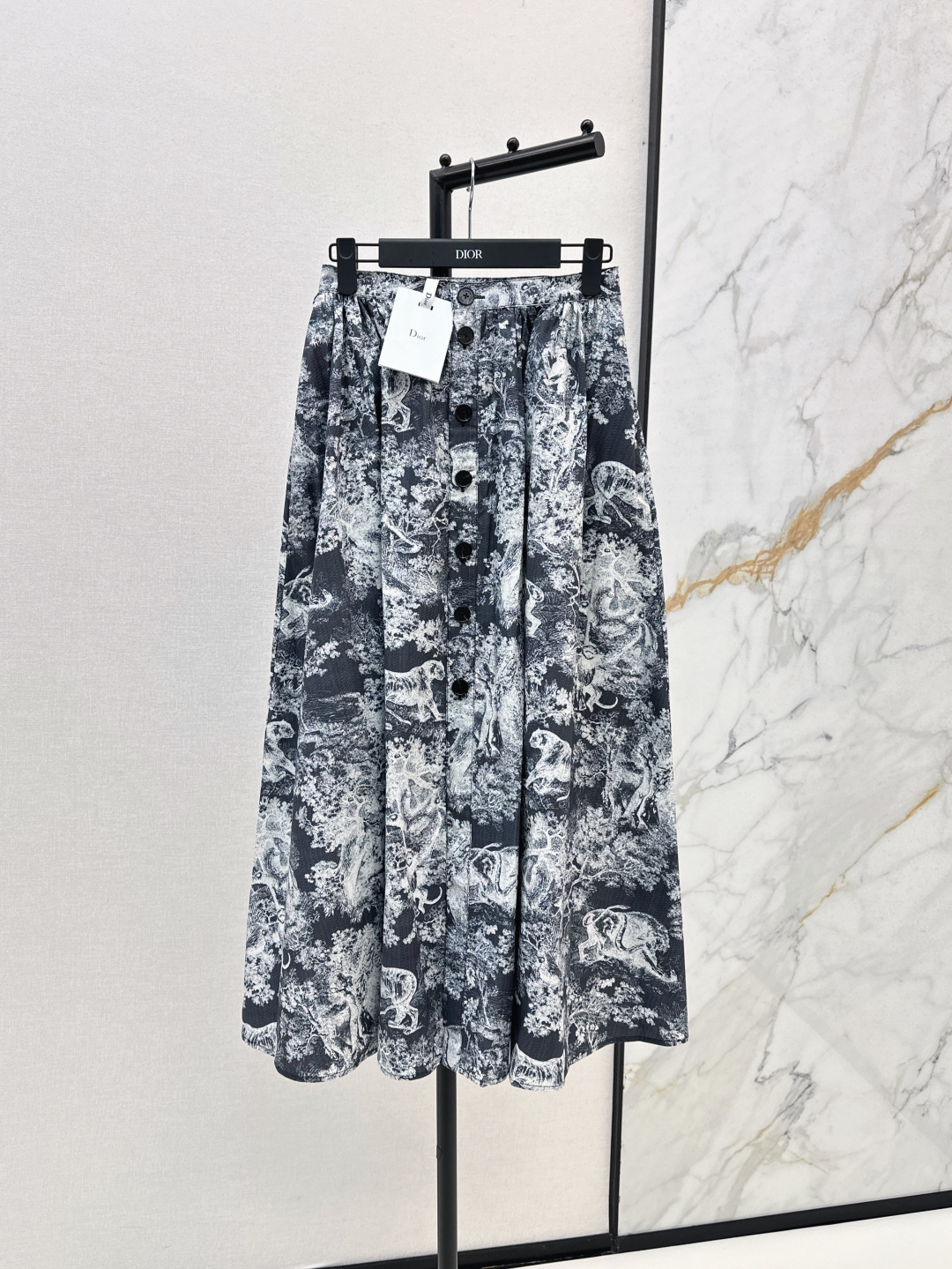 NO:444132,CD 25Ss————The latest spring and summer high-waist printed skirt custom twill cotton material, texture, shiny, comfortable and breathable, high-waist skirt tailoring, full of printed animals and plants jungle natural elements, quite new Chinese style, refreshing vacation atmosphere in hot summer, use tailoring and details to enhance the exquisiteness, waist and abdomen fit to make it look slimming, with wrinkles and lines, one-color spot sml, skirts, alexander wang19860909CD 25Ss————春夏最新款高腰印花半身裙定制斜纹全棉材质 质感光泽 舒适透气 高腰半裙剪裁 通体满印动植物丛林自然元素 颇具新中式风格 炎炎夏日的清爽度假气息 利用剪裁和细节提升精致度 腰腹贴合显瘦 配合褶皱修饰线条 一色现货发售sml,,skirts,alexander wang,Women's clothing