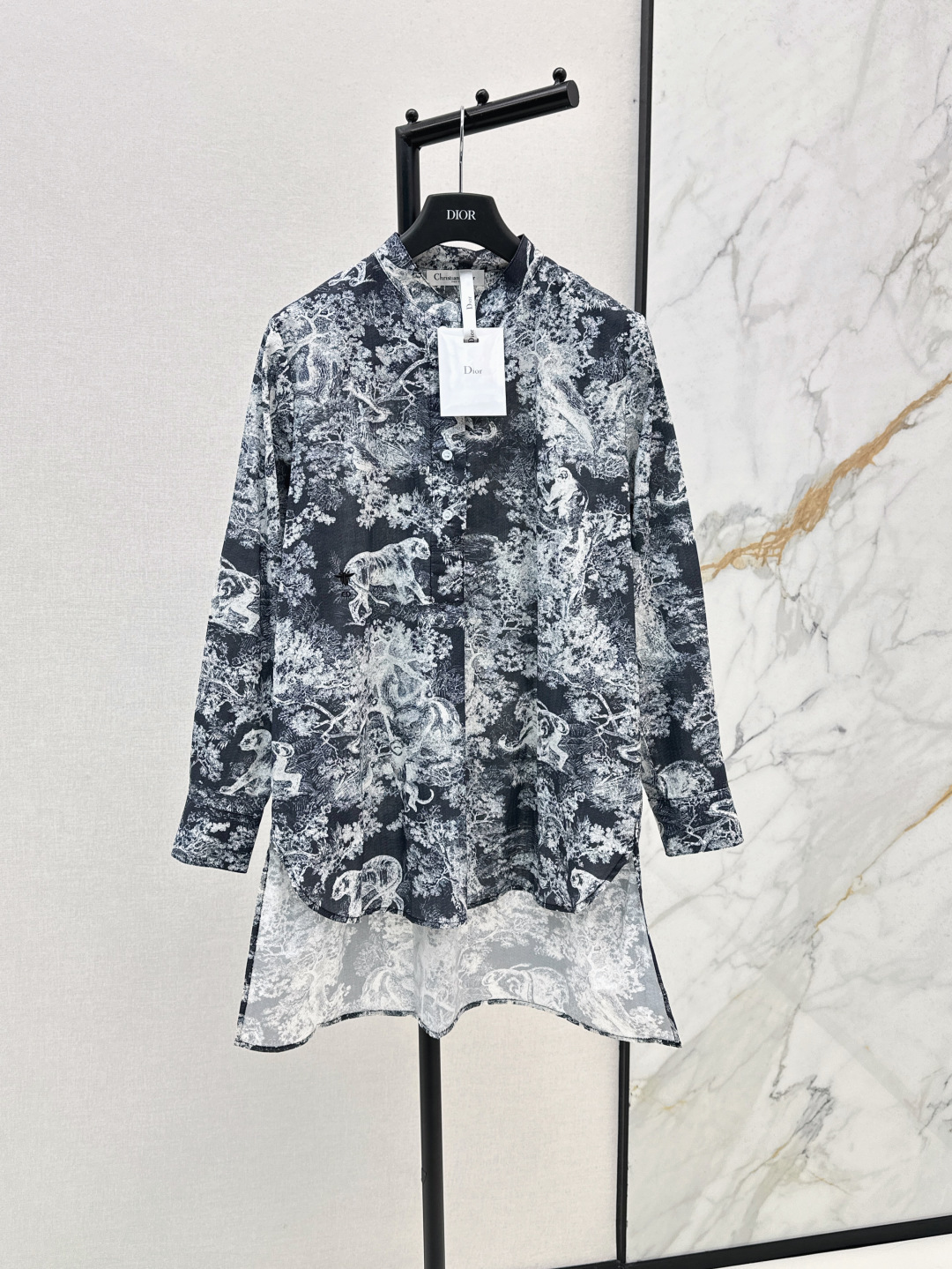 NO:444124,CD 25Ss———————The latest spring and summer print mid-length shirt custom twill cotton material, texture shiny, comfortable and breathable, small stand-up collar shirt cut, full of animal and plant natural jungle elements, light color matching, new Chinese style, refreshing vacation atmosphere in hot summer, use tailoring and details to improve the exquisiteness, the shirt is short in front and long behind, the upper body is more fashionable and fashionable, elegant temperament, one color is on sale sml,,shirts,alexander wang19860909CD 25Ss—————春夏最新款印花中长款衬衫定制斜纹全棉材质 质感光泽 舒适透气 小立领衬衫剪裁 通体满印动植物自然丛林元素 配色清淡颇具新中式风格 炎炎夏日的清爽度假气息 利用剪裁和细节提升精致度 衬衫前短后长 上身更为洋气时髦 气质高雅 一色现货发售sml,,shirts,alexander wang,Women's clothing