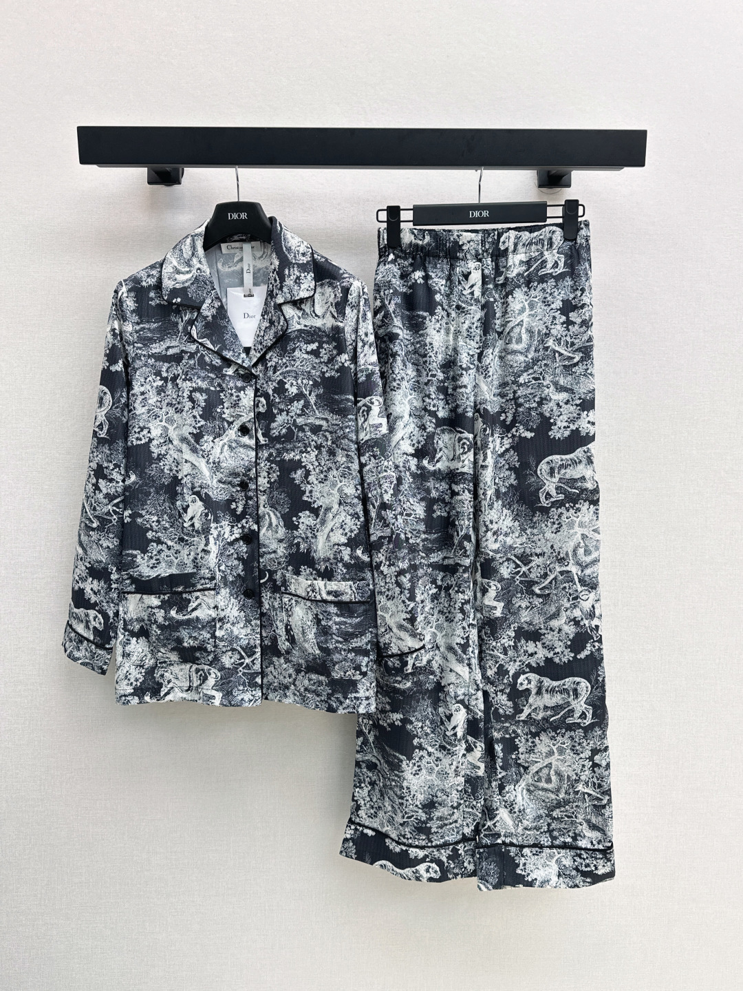 NO:444116,CD 25Ss———The latest jungle home clothing set printed shirt + trousers Custom imported twill thick material breathable and comfortable, full texture, top lapel open buttons for easy putting on and off, ready-to-wear is made of elements such as animals and plants, natural jungle, etc. The three-dimensional bundles are integrated into the edges, and the body is easily worn to create a good proportion of long waist and legs. The upper body is elegant and fashionable. One set is available in one color. SML, Shirts, alexander wang19860909CD 25Ss———春夏最新款丛林家居服套装印花衬衫+长裤 定制进口斜纹稠材质 透气舒适 质感十足 上衣翻领开襟纽扣便于穿脱 成衣通体以动植物自然丛林等元素图案 立体捆条包边融入 包容身材轻松穿出收腰长腿好比例 上身优雅时髦 一套出 一色现货发售sml,,shirts,alexander wang,Women's clothing