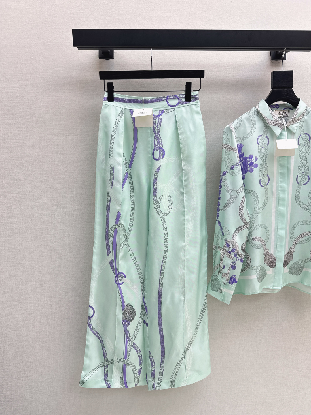 NO:444165,Exclusive first release Her 25Ss—————The latest mint green positioning printing silk wide-leg straight-leg pants 100% silk twill texture, elegant toothpick line press-pleated straight-leg pants, casual and generous, beautiful color matching full positioning printing super high-end, elastic waist design design style is not picky for people, super slim, one color is available in stock smlxl, real silk, alexander wang19860909独家首发 Her 25Ss————早秋最新款薄荷绿定位印花真丝阔腿直筒裤百分百真丝斜纹绸质感超赞 气质牙签线压褶直筒裤型随性大方 绝美配色全定位印花超高级 后腰松紧设计版型不挑人上身超显瘦 一色现货发售smlxl,,real silk,alexander wang,Women's clothing