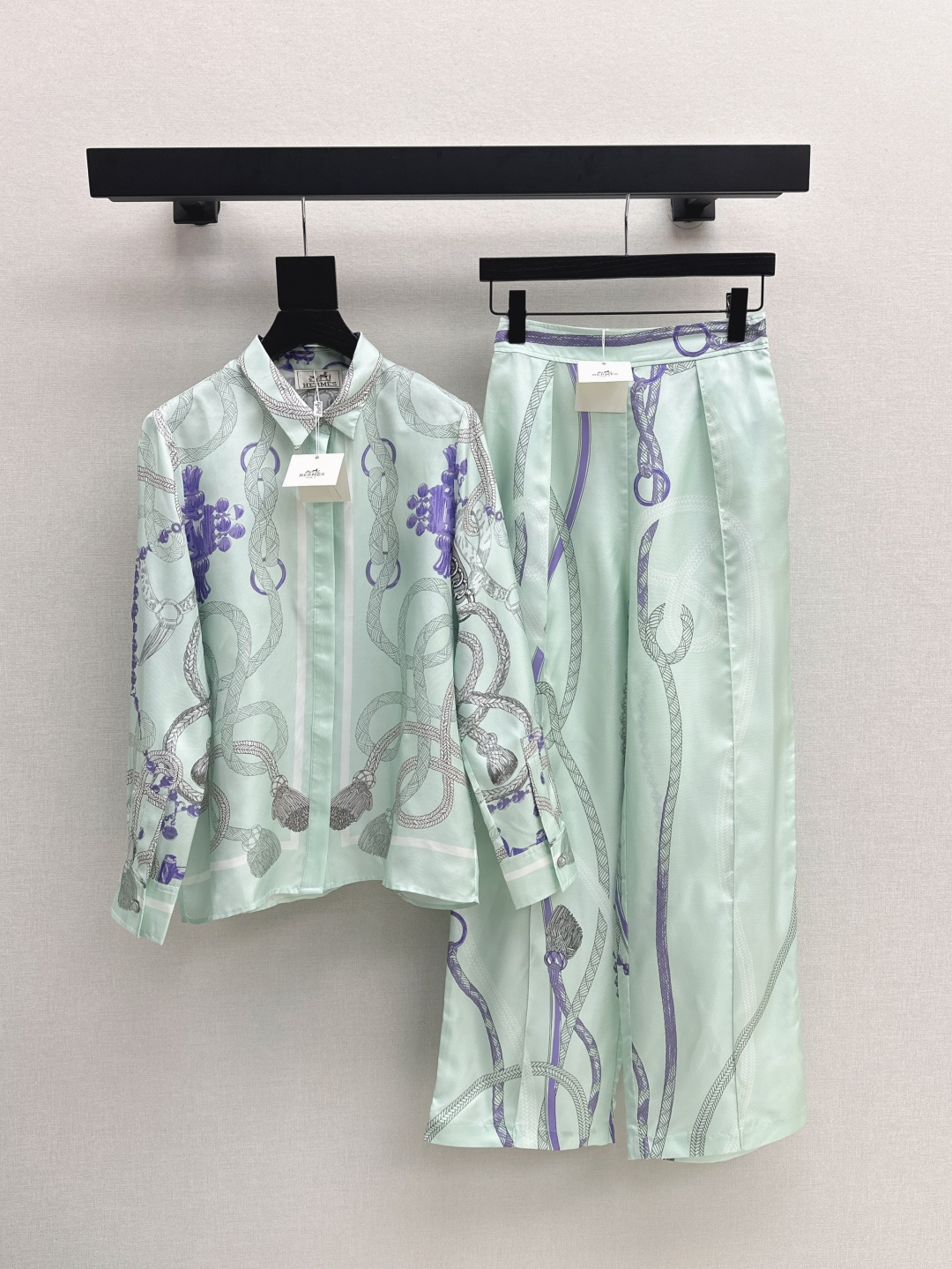 NO:444156,Exclusive first release Her 25Ss———The latest mint green positioning printed silk shirt in early autumn is 100% silk twill texture, the temperament small lapel loose and casual and generous style, the beautiful color matching full positioning printed super high-end style, the upper body is super slim, one-color spot on sale smlxl, shirts, real silk, alexander wang19860909独家首发 Her 25Ss———早秋最新薄荷绿定位印花真丝衬衫百分百真丝斜纹绸质感超赞 气质小翻领宽松版型随性大方 绝美配色全定位印花超高级 版型不挑人上身超显瘦 一色现货发售smlxl,,shirts,real silk,alexander wang,Women's clothing