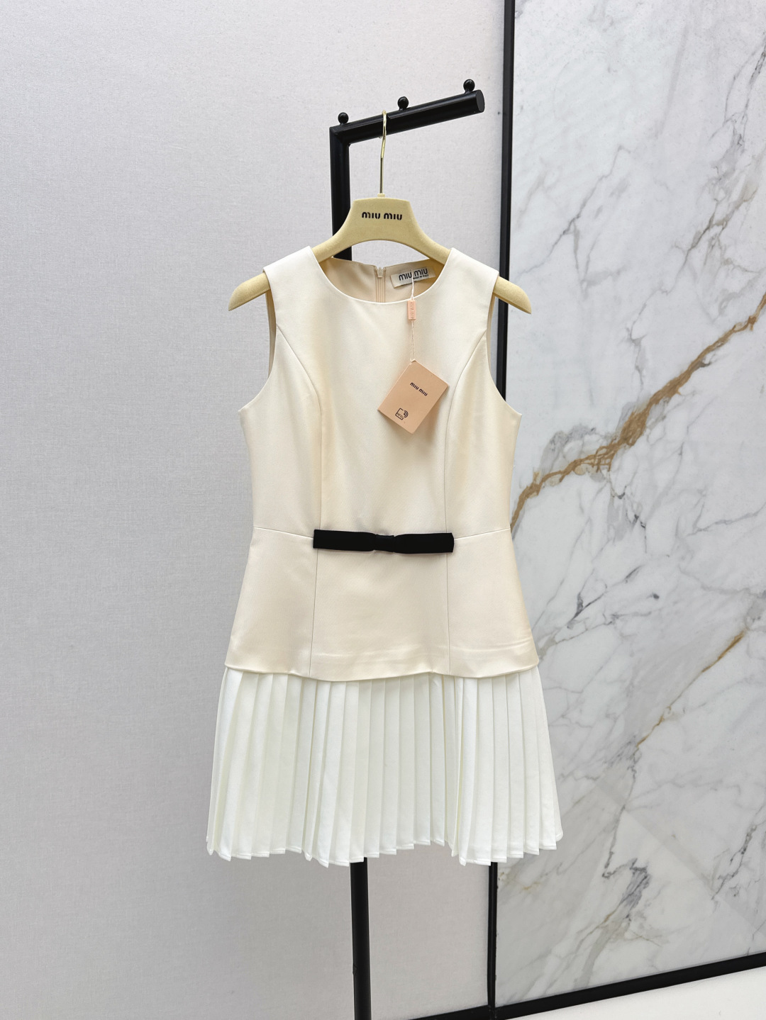 NO:444147,Miu 25Ss—————The latest French waist bow contrasting color sleeveless dress with skirt hem splicing and pleated upper body feels full of three-dimensionality, walking with style, sleeveless round neck to modify shoulder lines and arm lines, making the shoulder shape look more elegant and atmospheric. A lively girlish style must be included in this season. One-color spot sml, miumiu, skirts, alexander wang19860909Miu 25Ss————早秋最新款法式腰间蝴蝶结撞色无袖连衣裙 裙身下摆拼接压褶做法上身立体感十足 走路带风 无袖圆领修饰肩线和手臂线条 显得肩型更挺更好看 优雅大气 灵动少女风本季必入百搭单品 一色现货发售sml,,miumiu,skirts,alexander wang,Women's clothing