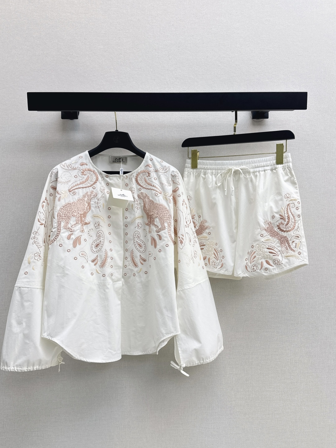 NO:444139,High luxury outfit Her 25Ss————The latest heavy totem suit with sleeve strap design embroidered shirt + elastic waist shorts. It uses small thick poplin fabric with new H-type embroidery pattern. High-density embroidery needlework. A whole heavy creation~The top is wide and short cut. A set of tops looks high with the upper body. The length of the body is relaxed and fashionable. One set is released in stock. SML, shorts, shirts, alexander wang19860909高奢感穿搭 Her 25Ss———早秋最新款重磅图腾套装袖子绑带设计刺绣衬衫+松紧腰短裤 采用小有厚度的府绸面料 搭配全新H系刺绣图案 高密度刺绣针线 一整个重磅打造～上衣阔型感短款剪裁 一套搭配上身很显高 拉长身材比例感 轻松Get时髦感 一套出 一色现货发售sml,,shorts,shirts,alexander wang,Women's clothing