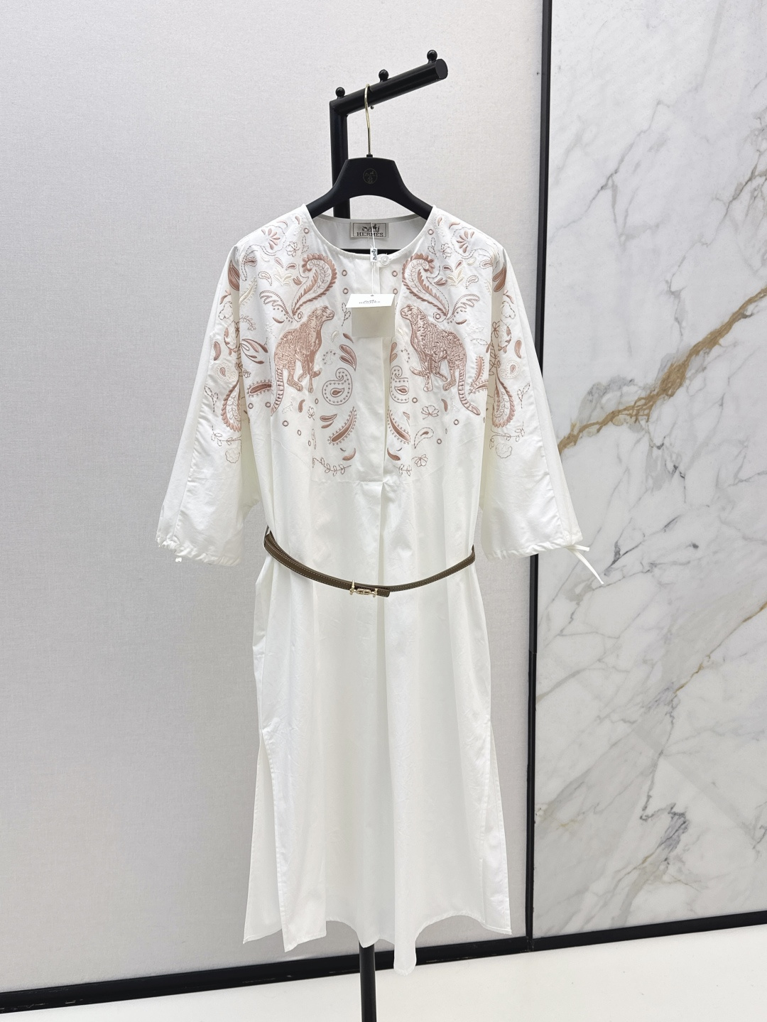 NO:444131,High luxury outfit Her 25Ss————The latest heavy totem totem long sleeve dress with small thickness poplin fabric, paired with new H-type embroidery pattern, high-density embroidery needlework, a whole heavy-duty creation~H-style tailoring, distribution belt increases styling, relaxed Get fashionable, one-color spot-on sml, skirts, alexander wang19860909高奢感穿搭 Her 25Ss———早秋最新款重磅图腾七分袖长款连衣裙采用小有厚度的府绸面料 搭配全新H系刺绣图案 高密度刺绣针线 一整个重磅打造～H版型剪裁 配送腰带增加造型感 轻松Get时髦感 一色现货发售sml,,skirts,alexander wang,Women's clothing