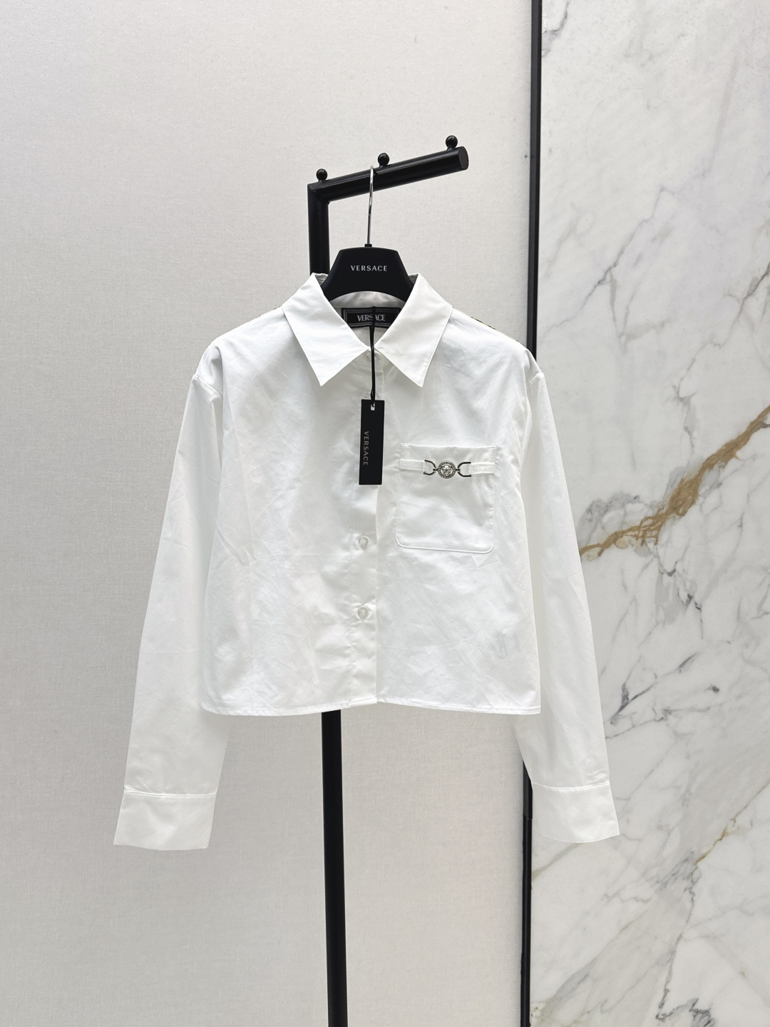 NO:444115,Fashionable items Ver 25Ss———The latest Medusa hardware decorative small short shirt back splicing classic pattern printing design is unique. It is a must-have item for everyday high-value appearance. A slightly loose fitting cut. The upper body is very stylish. Casual and stylish. It looks very high in visual sense. One color is available for sale in stock. SML, Shirts, Alexander wang19860909时髦感单品 Ver 25Ss———早秋最新款美杜莎五金装饰小短款衬衫后背拼接经典图案印花设计别出心裁 日常高颜值出街必备单品 微宽松版型剪裁 上身很有范 休闲有型 视觉感上非常显高 一色现货发售sml,,shirts,alexander wang,Women's clothing