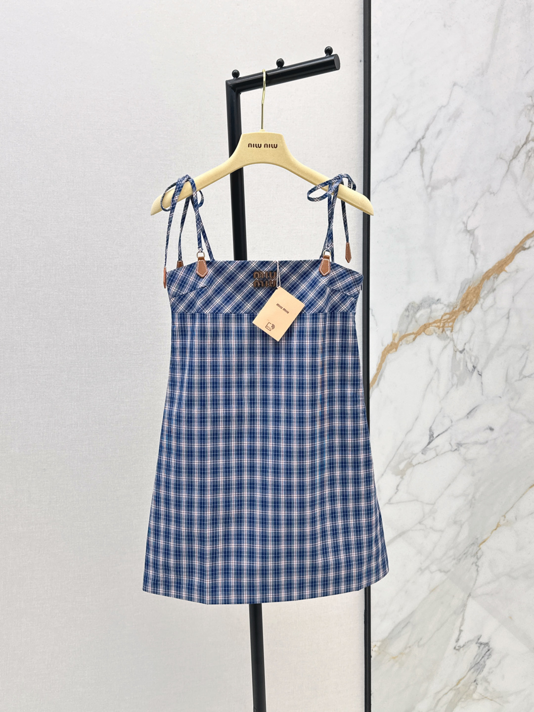 NO:445085,Exclusive first launch Miu 25Ss————The latest spring and summer plaid suspender dress yb developed plaid fabric. The classic style looks good when paired with any combination~ skin-friendly and breathable, but will not soften, not easily wrinkle or deformed, the upper body has a very three-dimensional feeling. Classic college-style shirt style. Sweet and salty styles are a good helper for daily concave shapes!  One-size spot sale sml, miumiu, skirts, shirts, alexander wang19860909独家首发 Miu 25Ss————春夏最新款格纹吊带连衣裙 yb开发格纹面料 经典版型任意搭配都好看～亲肤透气但是不会软塌塌 不易皱不变形 上身非常有立体感 经典学院风衬衫版型 可甜可盐的款式是日常凹造型的好帮手！一色现货发售sml,,miumiu,skirts,shirts,alexander wang,Women's clothing