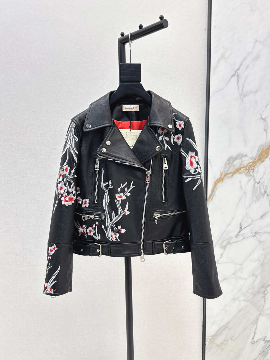 NO:445073,MQ 25Ss———The latest style of heavy industry high-quality embroidery series of autumn and winter, handsome leather jackets are made of imported lambskin fabric from New Zealand. They are delicate and soft, comfortable to touch. Contrasted color lining makes the clothes have a perfect visual effect. Heavy embroidered flowers. One-color spot-on sml,, jackets & coats,leather jacket, sheepskin, alexander wang19860909MQ 25Ss————秋冬最新款重工高定刺绣系列帅气皮衣外套采用新西兰进口小羊皮面料 细腻柔软 手感舒适 撞色里布 让衣服呈现完美视觉效果 重磅刺绣花朵 一色现货发售sml,,jackets & coats,leather jacket,sheepskin,alexander wang,Women's clothing