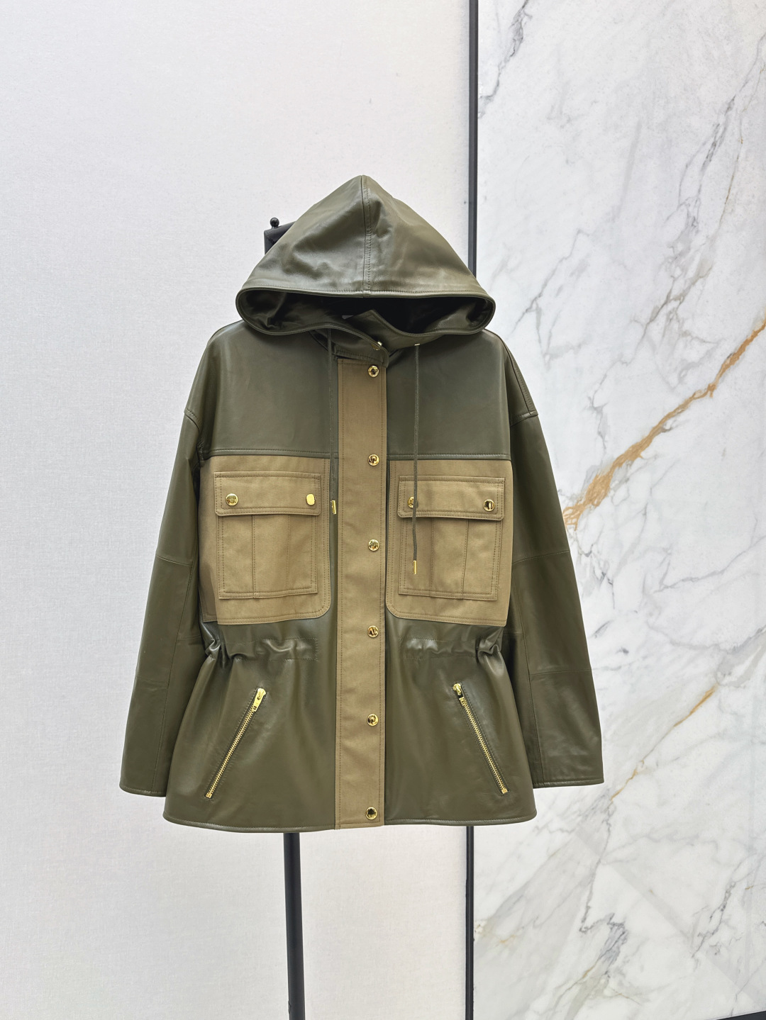 NO:445070,Exclusive first release CE 25Ss———————The latest American retro parka leather jacket, military green hooded work pocket design, decoration, full of high-end feeling, 100% imported lambskin soft and glutinous texture, invincible texture, spliced ​​washing twill denim fabric, handsome adjustment and A and cool original custom three-dimensional tailoring, free adjustment of drawstring waist design classic style, with a high-end feel, sweet and salty, can be matched with casually, and is very good. Highly recommended to keep the model, one-color spot on sml,, jackets & coats, sheepskin, hats, alexander wang19860909独家首发 CE 25Ss————早秋最新款美式复古派克冲锋衣真皮外套军绿色连帽工装口袋设计装饰高级感拉满 百分百进口小羊皮软糯肉感质感无敌 拼接洗水斜纹牛仔面料 帅气的调调又A又飒 原版定制立体剪裁自由调节抽绳收腰设计经典版型 自带气场高级感 可甜可盐随意搭配超好看 强烈推荐自留款 一色现货发售sml,,jackets & coats,sheepskin,hats,alexander wang,Women's clothing