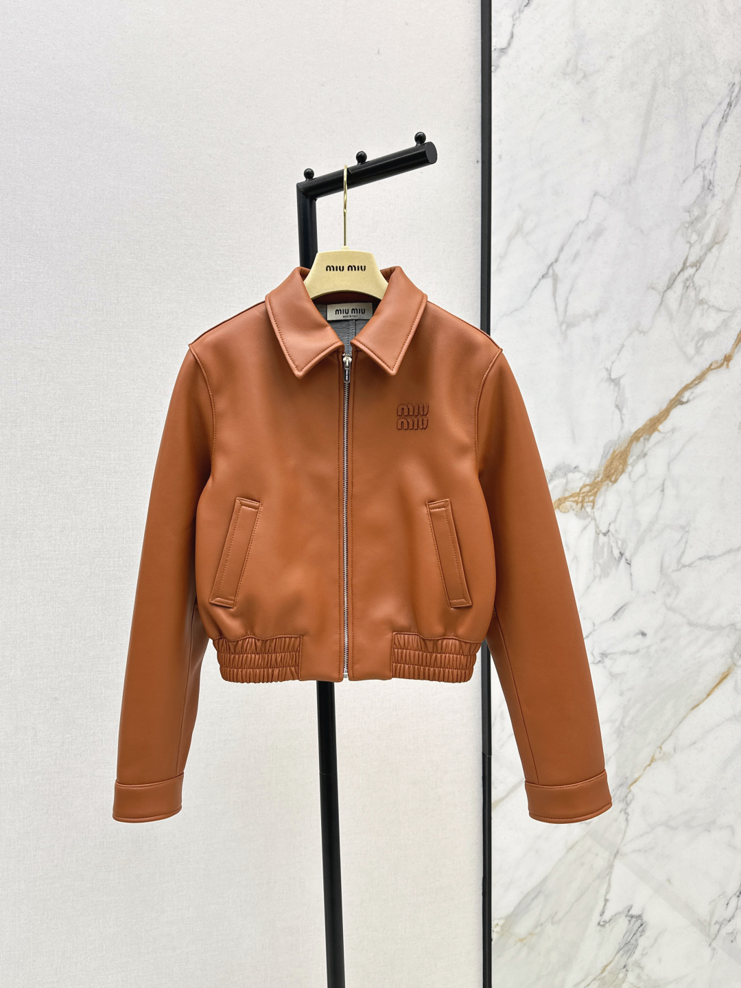 NO:445066,Must-in-apple quality control~ Miu 25Ss———————The latest Miu short jacket leather jacket custom-made top-grade imported 100% lambskin fabric, leather fleshy, oily, soft and delicate, original 3D three-dimensional tailoring, seemingly simple, super heavy, classic design, sweet and cool girl outfit casually lazy style, positioning embroidery craft logo, fashionable and advanced, perfect style, upper body, A and cool, two colors are on sale in stock, sml,,miumiu, jackets & coats, jackets & coats, leather jacket, sheepskin, alexander wang19860909品质控必入～ Miu 25Ss————早秋最新款缪系短款夹克皮衣外套定制顶级进口百分百小羊皮面料 皮质肉感油润柔软又细腻 原版3D立体剪裁看似简单版型超重经典设计超级大爱 甜酷女孩穿搭随性的慵懒风 定位贴绣工艺logo 气质时髦又高级 完美版型上身又A又飒 两色现货发售sml,,miumiu,jackets & coats,jackets & coats,leather jacket,sheepskin,alexander wang,Women's clothing