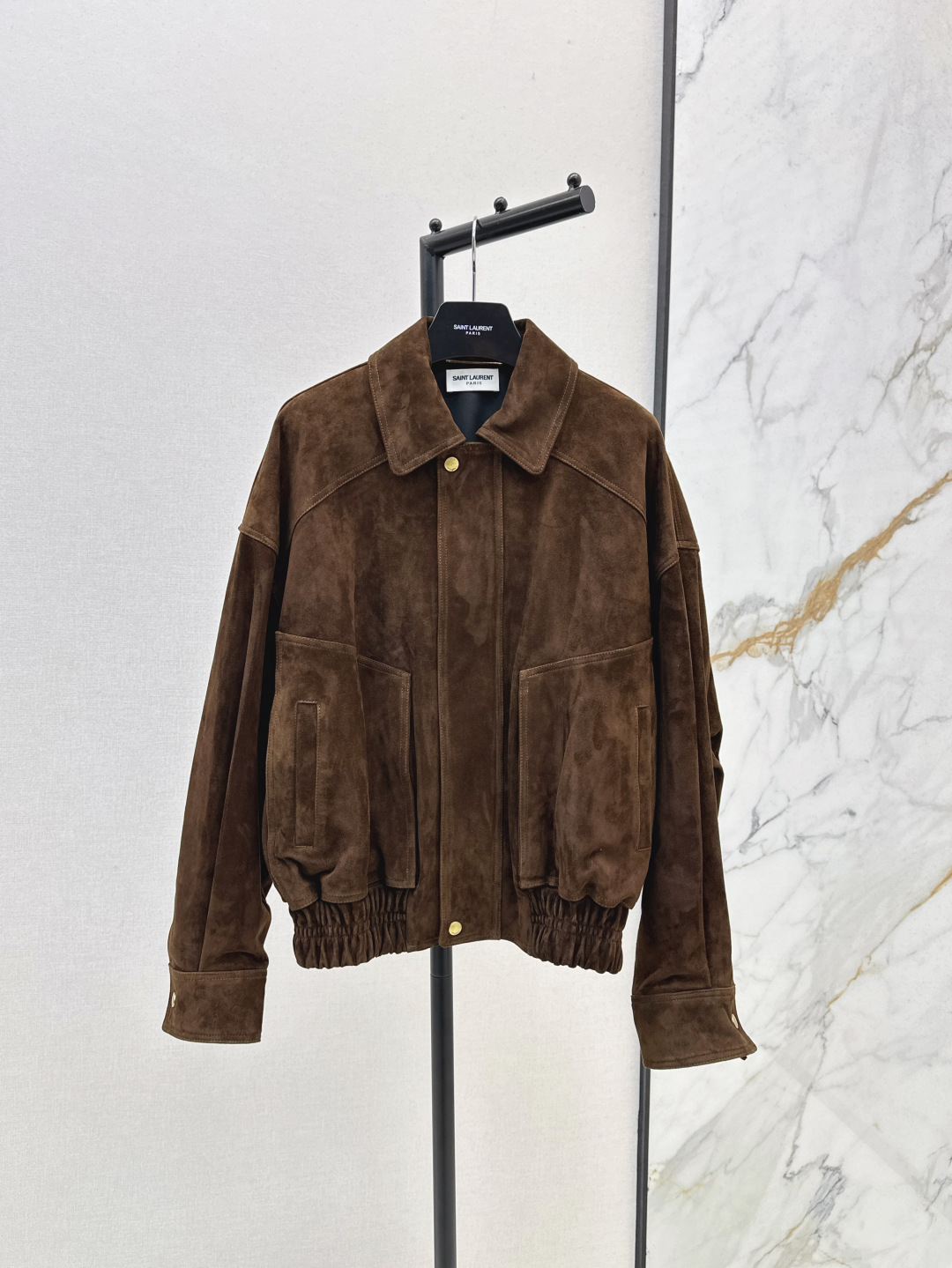 NO:445062,High-end quality control must be included. The same style as Song Jia SLP 25Ss—————The latest suede jacket with early autumn is 100% imported suede lambskin fabric. Overzise silhouette cut and pleated hem design is tough and soft. The back lines are full of pleated details. The upper body is handsome and versatile and slim. The retro modern casual and casual girl's wardrobe must have fashionable items. Two-color spot-on sml, loro piano, jackets & coats, jackets & coats, sheepskin, chamois leather, alexander wang19860909高端品质控必入 宋佳同款 SLP 25Ss————早秋最新款麂皮绒夹克外套百分百进口麂皮绒小羊皮面料 overzise廓形感剪裁缩褶下摆设计硬朗中不失柔美 后背线条压褶细节感拉满 版型上身帅气百搭又显瘦 复古摩登休闲率性的少女衣橱必备时髦单品 两色现货发售sml,,loro piana,jackets & coats,jackets & coats,sheepskin,chamois leather,alexander wang,Women's clothing