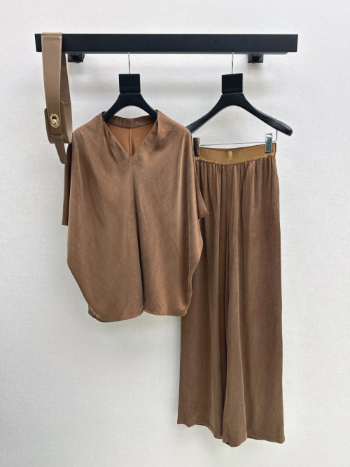 Elegant Copper Ammonia Silk Lounge Set, V-Neck Top & Straight-Leg Pants 1 Elegant Copper Ammonia Silk Lounge Set, V-Neck Top & Straight-Leg Pants