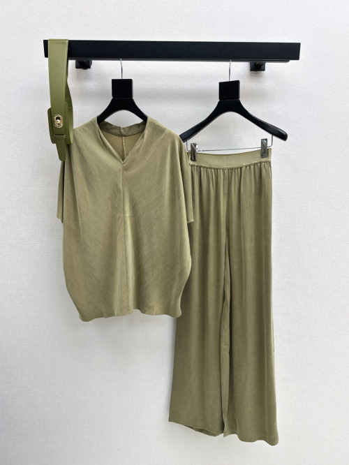 Women's V-Neck Loose Top and Straight-Leg Pants Set - Elegant and Comfortable 1 Women's V-Neck Loose Top and Straight-Leg Pants Set - Elegant and Comfortable