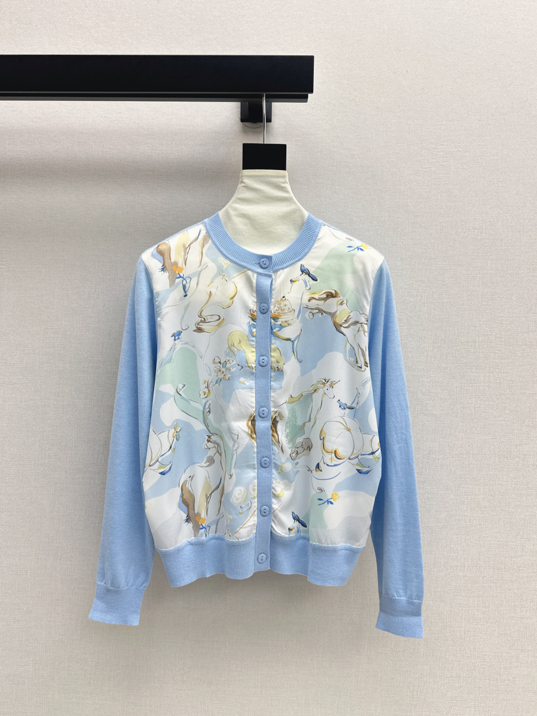 NO:445042,Exclusive first launch, fashionable and niche design 25Ss————The latest spring and summer styles of silk-printed patterns spliced ​​knitted short sleeves + cardigans Tennis knitted fabric spliced ​​twill silk. The light texture is breathable and has a good summer essential item. The classic style is not picky. The upper body looks slim and versatile. SML cardigans, T-shirt, alexander wang19860909独家首发 时髦小众设计 25Ss————春夏最新款人丝印花图案拼接针织短袖+开衫天丝针织面料拼接斜纹人丝 轻薄的质感透气性很好 夏日必备单品 工经典版型不挑人 上身显瘦又百搭 一色现货发售sml 开衫,,T-shirt,alexander wang,Women's clothing