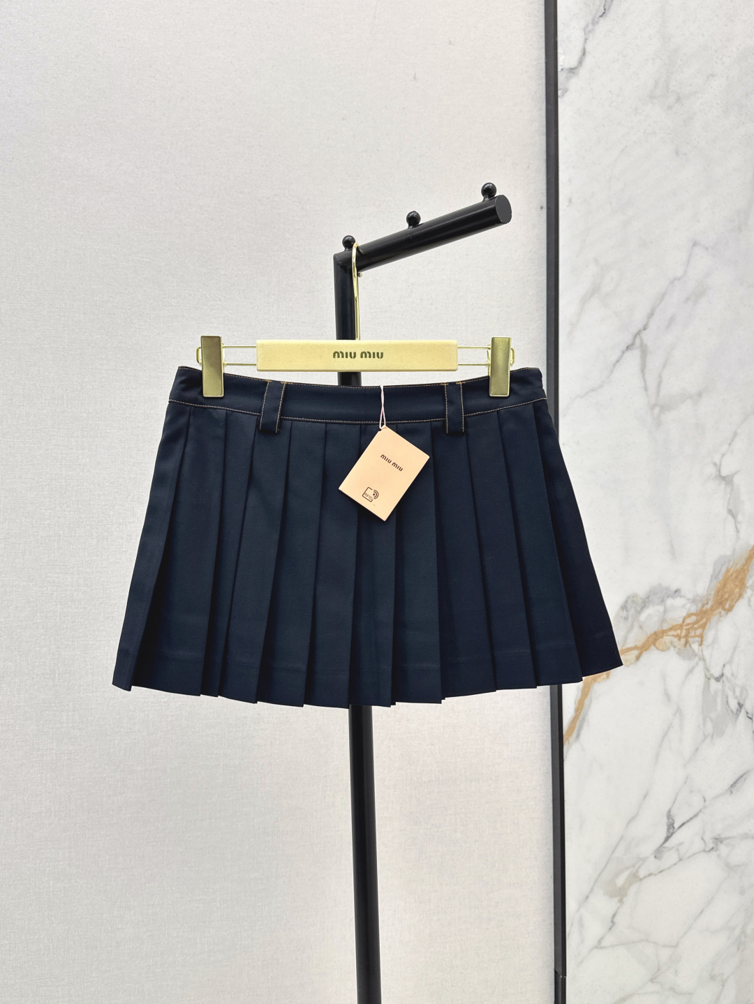 NO:445977,Age-reducing items Miu 25Ss——————The latest high-waist pleated short skirt custom imported 100% fine imitation wool material High-waist pleated short skirt style Leather letter logo at waist Academy age-reducing length modification ratio Exposed slender waist and long legs Matched with a series of jackets One color on-site sml, Miumiu, skirts, jackets & coats, alexander wang19860909减龄单品 Miu 25Ss————早秋最新款高腰百褶短裙定制进口百分百精仿羊毛材质 高腰百褶短裙版型 腰间点缀皮革字母徽标 学院减龄 长度修饰比例 露出纤腰长腿 与系列外套一套搭配 一色现货发售sml,,miumiu,skirts,jackets & coats,alexander wang,Women's clothing