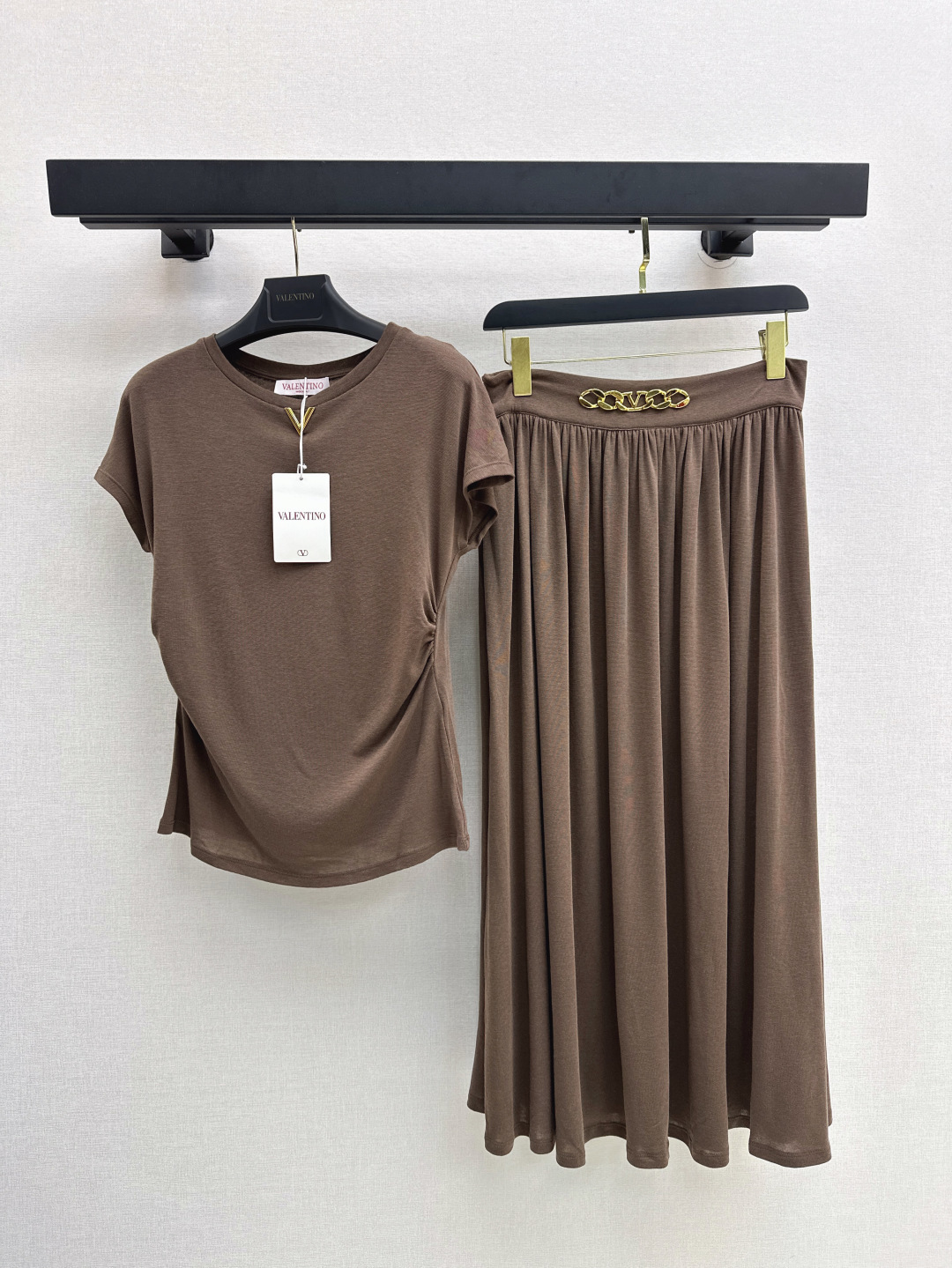 NO:445971,VLTN 25Ss—————The latest elegant temperament suit in early autumn, pleated waist top + hardware chain decorative skirt. Fashionable outfits are easy to wear. A set of matching with capitals looks very tall and hidden. The shirt and skirt have their own design sense. A must-have for fashionable essence. A set of two colors is available for sale in stock. Smlxl, skirts, shirts, alexander wang19860909VLTN 25Ss————早秋最新款优雅气质套装捏褶收腰上衣+五金链条装饰半裙 时髦的穿搭轻松Get 一套搭配大写的好看 很显高又藏肉 衬衫和半裙各自有设计感 时髦精必备 一套出 两色现货发售smlxl,,skirts,shirts,alexander wang,Women's clothing