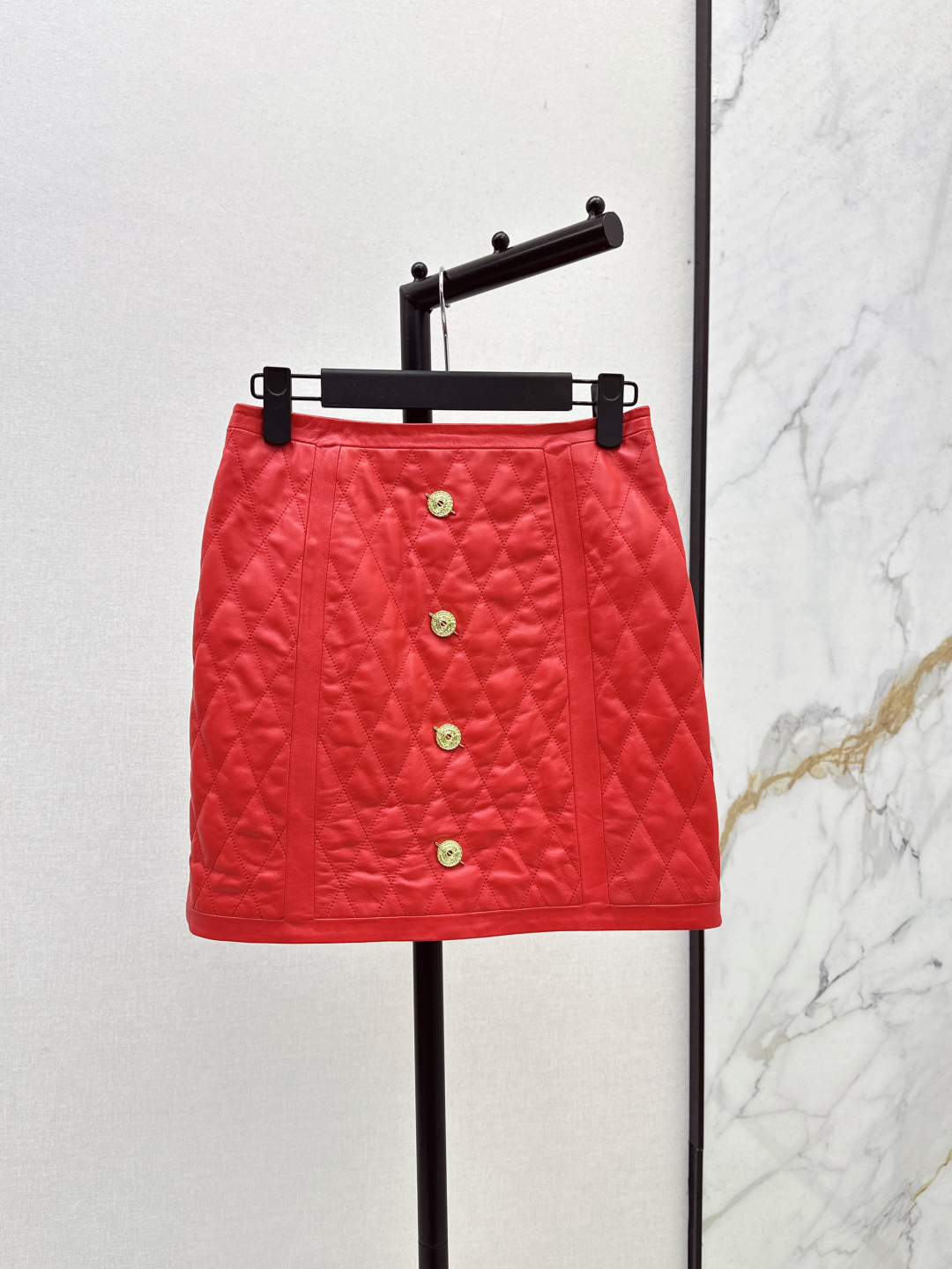 NO:446016,Bal 25Ss——————The latest modern and fashionable suit for early autumn, diamond-shaped gold buckle decorative jacket + hip-cover skirt, top imported lambskin fabric, fashionable big gold buckle design, fashionable and high-end style, super love, domineering temperament goddess style, perfect style, handsome and capable upper body, two colors for sale sml skirt,, skirts, jackets & coats, sheepskin, alexander wang19860909Bal 25Ss————早秋最新款摩登时髦套装菱格纹金扣装饰外套+包臀半裙 顶级进口小羊皮面料 时髦大金扣设计时髦又高级 版型超级大爱 霸气十足的气质女神范 完美版型上身帅气干练 两色现货发售sml 半裙,,skirts,jackets & coats,sheepskin,alexander wang,Women's clothing