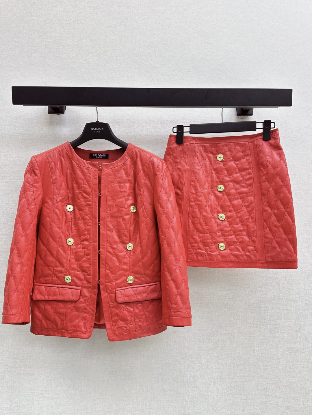 NO:446012,Bal 25Ss—————The latest modern and fashionable suit for early autumn, diamond-shaped gold buckle decorative jacket + hip-cover skirt, top imported lambskin fabric, fashionable big gold buckle design, fashionable and high-end style, super love, domineering temperament goddess style, perfect style, handsome and capable upper body, two colors for sale sml jacket,, skirts, jackets & coats, sheepskin, alexander wang19860909Bal 25Ss————早秋最新款摩登时髦套装菱格纹金扣装饰外套+包臀半裙 顶级进口小羊皮面料 时髦大金扣设计时髦又高级 版型超级大爱 霸气十足的气质女神范 完美版型上身帅气干练 两色现货发售sml 外套,,skirts,jackets & coats,sheepskin,alexander wang,Women's clothing