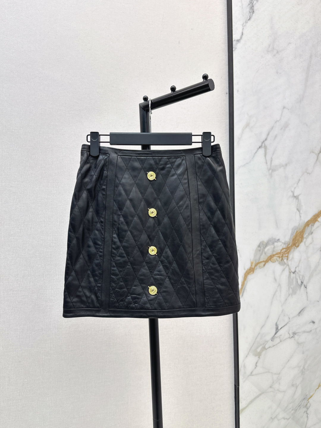 NO:446008,Bal 25Ss——————The latest modern and fashionable suit for early autumn, diamond-shaped gold buckle decorative jacket + hip-cover skirt, top imported lambskin fabric, fashionable big gold buckle design, fashionable and high-end style, super love, domineering temperament goddess style, perfect style, handsome and capable upper body, two colors for sale sml skirt,, skirts, jackets & coats, sheepskin, alexander wang19860909Bal 25Ss————早秋最新款摩登时髦套装菱格纹金扣装饰外套+包臀半裙 顶级进口小羊皮面料 时髦大金扣设计时髦又高级 版型超级大爱 霸气十足的气质女神范 完美版型上身帅气干练 两色现货发售sml 半裙,,skirts,jackets & coats,sheepskin,alexander wang,Women's clothing