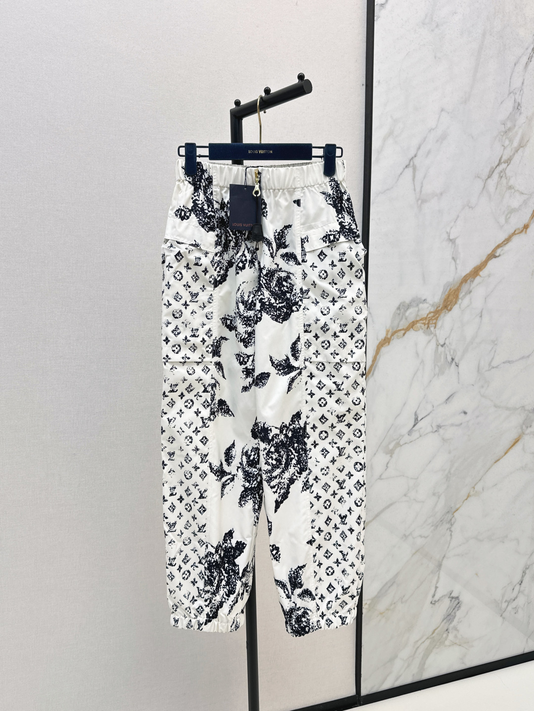 NO:447168,L Home 25Ss———The latest ink coconut letter printing set in early autumn, hooded waist coat + logo coconut tree splicing trousers, classic hooded design is versatile and not picky, drawstring waist embellishment, perfectly divided body proportions, slim and tall, capable and stylish, full of youthful vitality, simply fresh, age-reducing and fashionable, super temperament, daily casual recommendation, one-size spot sml pants,, louis vuitton, jackets & coats,hats,alexander wang19860909L家 25Ss———早秋最新款水墨椰树字母印花套装 连帽收腰外套+ logo椰树拼接小脚裤 经典的连帽设计百搭不挑人 抽绳收腰点缀 完美分割身材比例 显瘦显高 干练有型 满满的青春活力气息 简直绝了清新减龄又时髦 超级显气质 日常休闲推荐 一色现货发售sml 裤子,,louis vuitton,jackets & coats,hats,alexander wang,Women's clothing