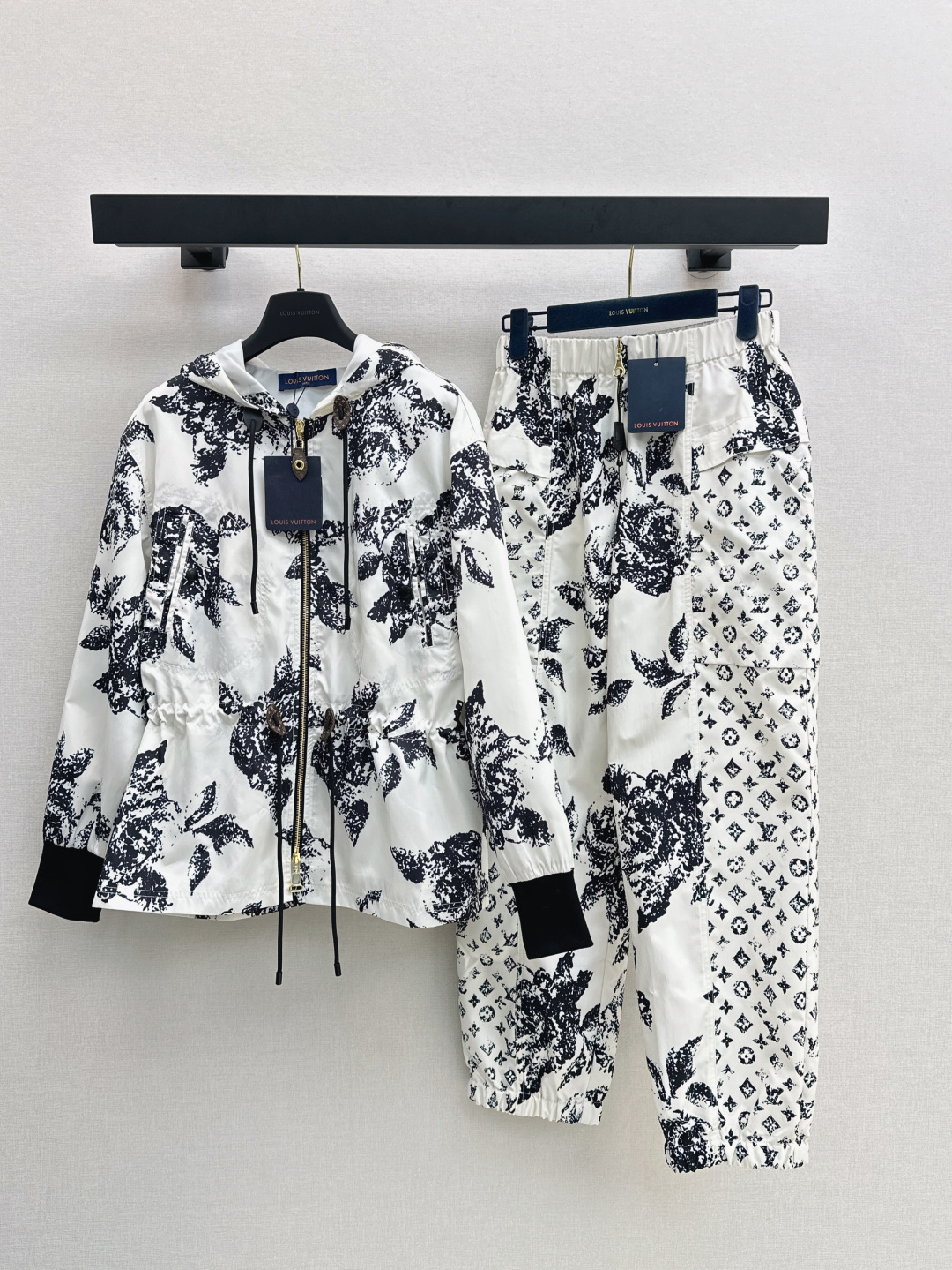 NO:447159,L Home 25Ss———The latest ink coconut letter printing set in early autumn, hooded waist coat + logo coconut tree splicing pants, classic hooded design is versatile and not picky, drawstring waist embellishment, perfectly divided body proportions, slim and tall, capable and stylish, full of youthful vitality, simply fresh, age-reducing and fashionable, super temperament, daily casual recommendation, one-size spot sml jacket,, louis vuitton, jackets & coats,hats,alexander wang19860909L家 25Ss———早秋最新款水墨椰树字母印花套装 连帽收腰外套+ logo椰树拼接小脚裤 经典的连帽设计百搭不挑人 抽绳收腰点缀 完美分割身材比例 显瘦显高 干练有型 满满的青春活力气息 简直绝了清新减龄又时髦 超级显气质 日常休闲推荐 一色现货发售sml 外套,,louis vuitton,jackets & coats,hats,alexander wang,Women's clothing