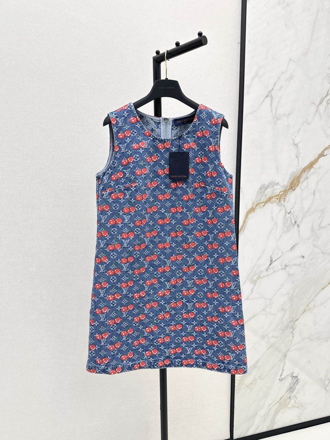 NO:447150,L Home 25Ss————The latest spring and summer cherry old-flower pattern sleeveless dress with super fashionable new denim jeans. Fermented wash personalized tone, cool and cool. Customized high-quality twill cotton-washed denim fabric. The texture is delicate and natural. It has both slim and softness. It is available in stock. SML, louis vuitton, skirts, alexander wang19860909L家 25Ss————春夏最新款樱桃老花图案无袖连衣裙超时髦新款丹宁牛仔 酵洗个性色调上身又酷又飒爽 采用定制高品质斜纹棉质水洗牛仔面料 纹理细腻棉感自然 既有筋骨感又不失柔软 一色现货发售sml,,louis vuitton,skirts,alexander wang,Women's clothing