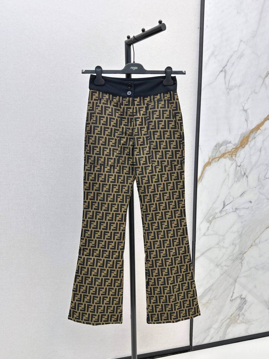 NO:447141,FD 25Ss—————The latest double-F jacquard micro-flare trousers in early autumn. Classic small-flare style cut. Sticky and silly walk. Smooth style. Create a perfect fashionable style with minimalist style. A cool and handsome design. Full of high-end feel. Perfect workmanship quality depends on details. Two colors are available for sale in stock. Alexander wang.19860909FD 25Ss————早秋最新款双F提花微喇叭裤 经典小喇叭版型剪裁 搭片点辍 走路带风 飒出风格 用极简风格打造完美时尚风 拉风帅气的设计 高级感满满 完美做工品质看细节 两色现货发售sml,,alexander wang,Women's clothing