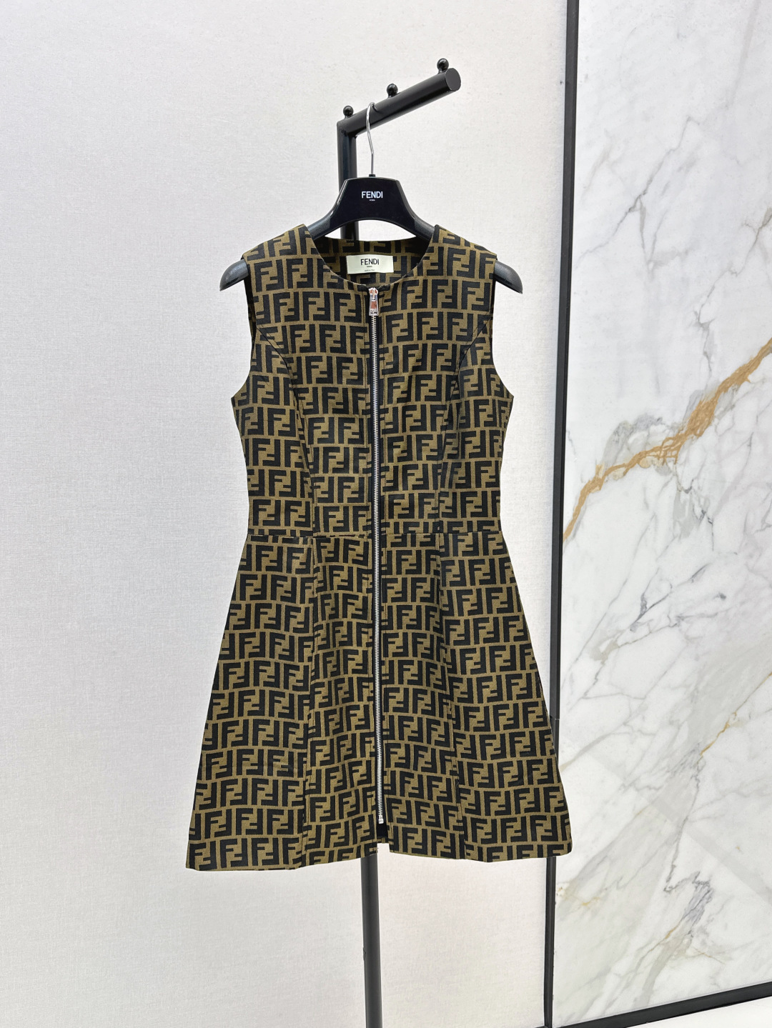 NO:447132,FD 25Ss—————The latest double F jacquard zipper vest dress in early autumn. Retro and fashionable and high-end items. Classic double F jacquard fabric. Extremely high-end and atmospheric. Small U-neck is good for modifying the neck lines. Three-dimensional slim-fitting style. The upper body is elegant and age-reducing. It is very suitable for daily commuting. Classic but not exaggerated. Very simple and generous. SML is available in stock., skirts, alexander wang.19860909FD 25Ss————早秋最新款双F提花拉链背心连衣裙 复古时髦又高级的单品 经典的双F提花面料 特别高级大气 小U领很好的修饰颈部线条 立体修身剪裁版型 上身气质又减龄 日常通勤都很适合 经典又不会浮夸 非常简洁大方 一色现货发售sml,,skirts,alexander wang,Women's clothing