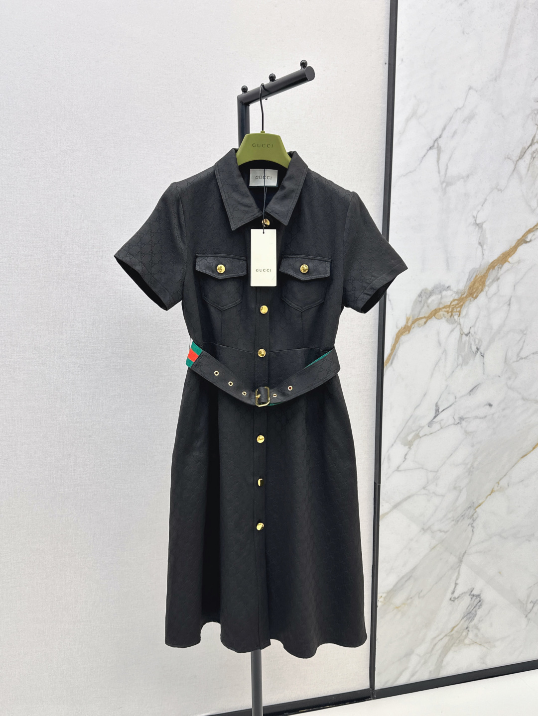 NO:447123,Gu 25Ss————The latest spring and summer double G jacquard short-sleeved dress with small lapel short-sleeved design, three-dimensional slim fit style cut, upper body looks slim and age-reducing temperament Classic double G jacquard fabric, low-key and high-end, full texture, golden breasts make the overall more fashionable and high-end, customized red and green webbing, presbyopia belt waist, perfectly divided body proportions, upper body temperament reduces age-reducing, elegant and atmospheric, can be used for any occasion, two colors are available for sale sml, skirts, T-shirt, alexander wang19860909Gu 25Ss————春夏最新款双G提花短袖连衣裙 小翻领短袖设计 立体修身版型剪裁 上身显瘦又减龄气质 经典的双G提花面料 低调又高级 满满的质感 金色排扣使整体更加时髦高级 定制的红绿织带老花腰带收腰 完美分割身材比例上身气质减龄 优雅又大气 任何场合都驾驭的住 两色现货发售sml,,skirts,T-shirt,alexander wang,Women's clothing